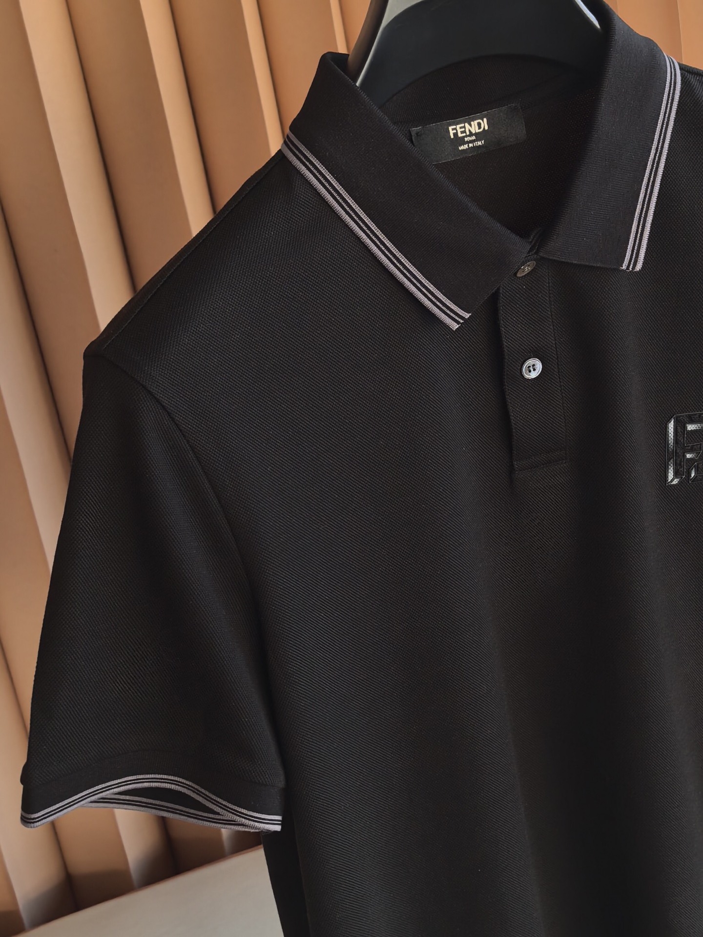 FENDI 2026新款芬迪男士双面珠地Polo衫，这款Polo衫采用丝光双面珠地面料织造，肌理立体透气