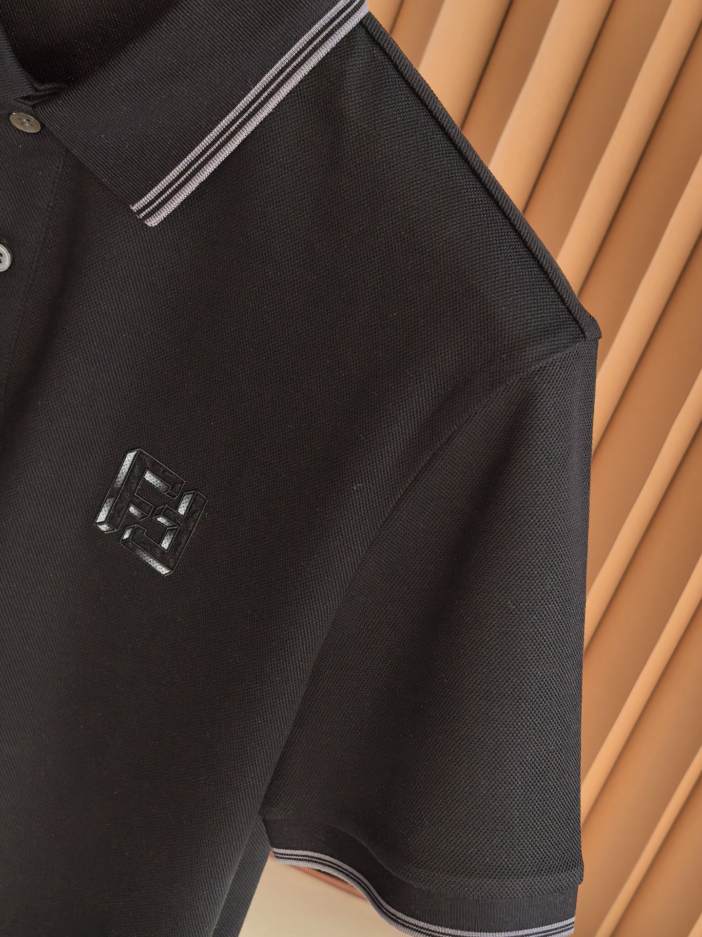 FENDI 2026新款芬迪男士双面珠地Polo衫，这款Polo衫采用丝光双面珠地面料织造，肌理立体透气