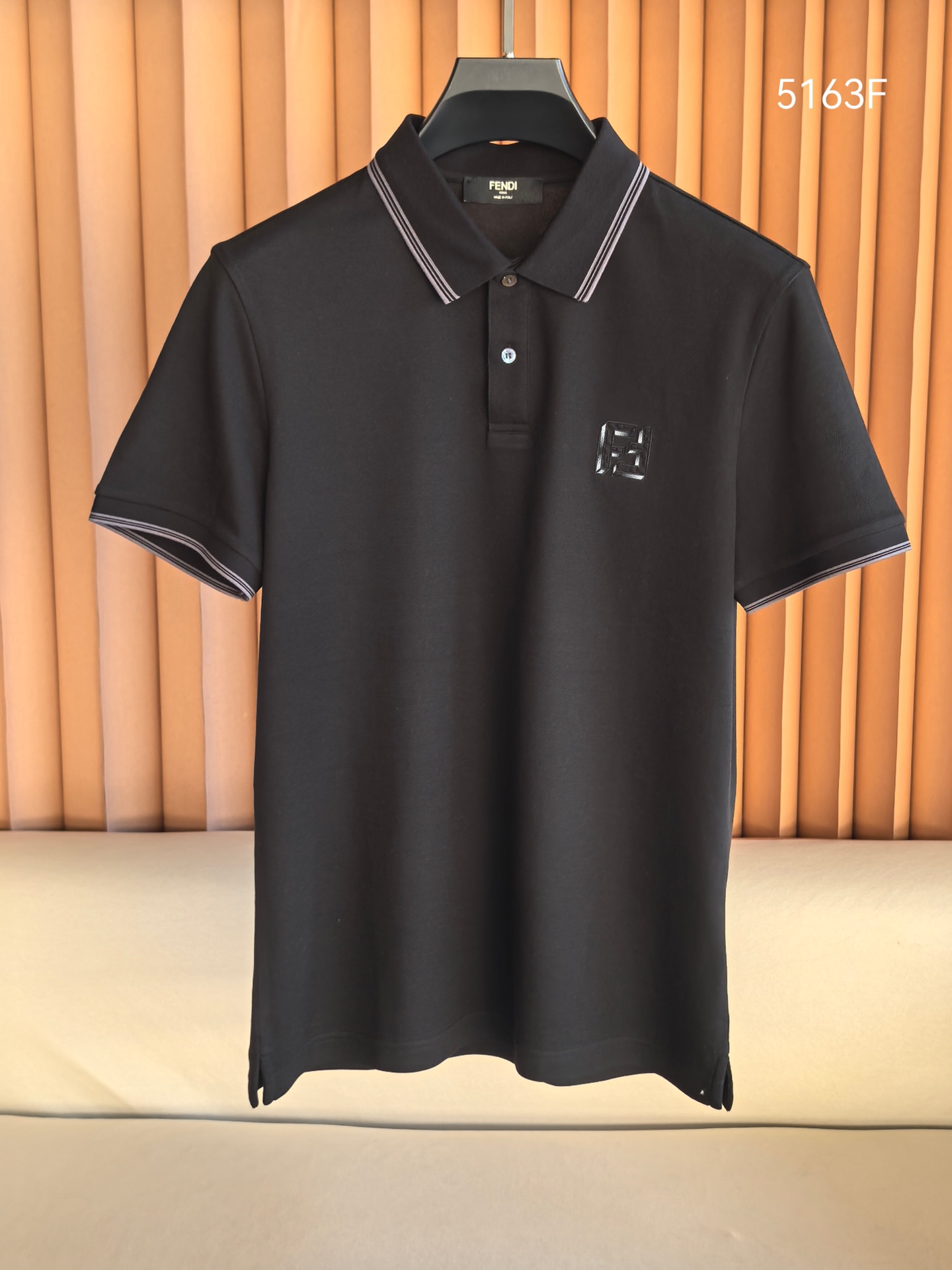 FENDI 2026新款芬迪男士双面珠地Polo衫，这款Polo衫采用丝光双面珠地面料织造，肌理立体透气