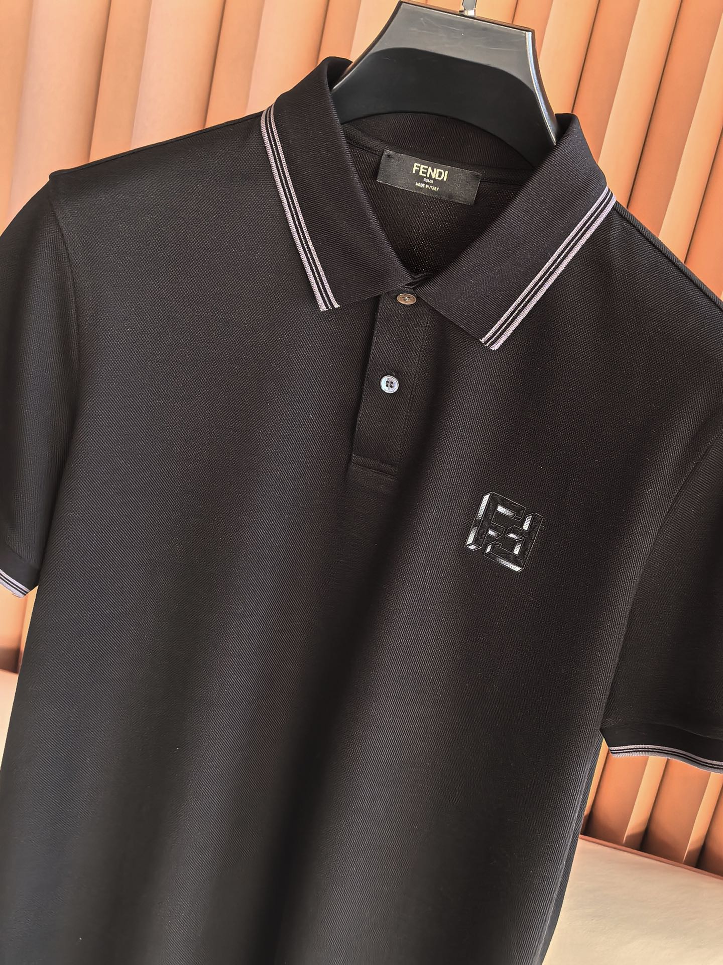 FENDI 2026新款芬迪男士双面珠地Polo衫，这款Polo衫采用丝光双面珠地面料织造，肌理立体透气