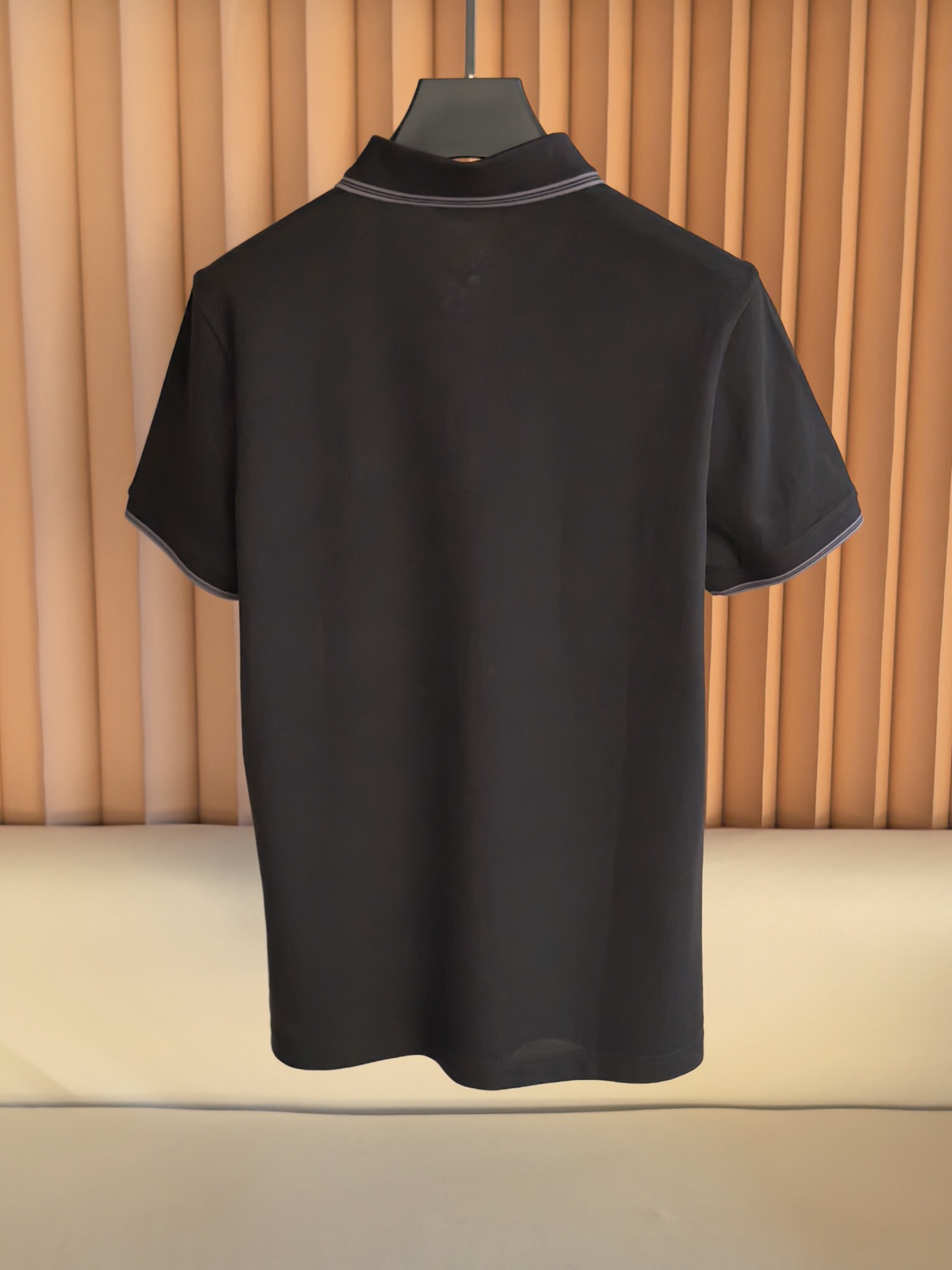 FENDI 2026新款芬迪男士双面珠地Polo衫，这款Polo衫采用丝光双面珠地面料织造，肌理立体透气