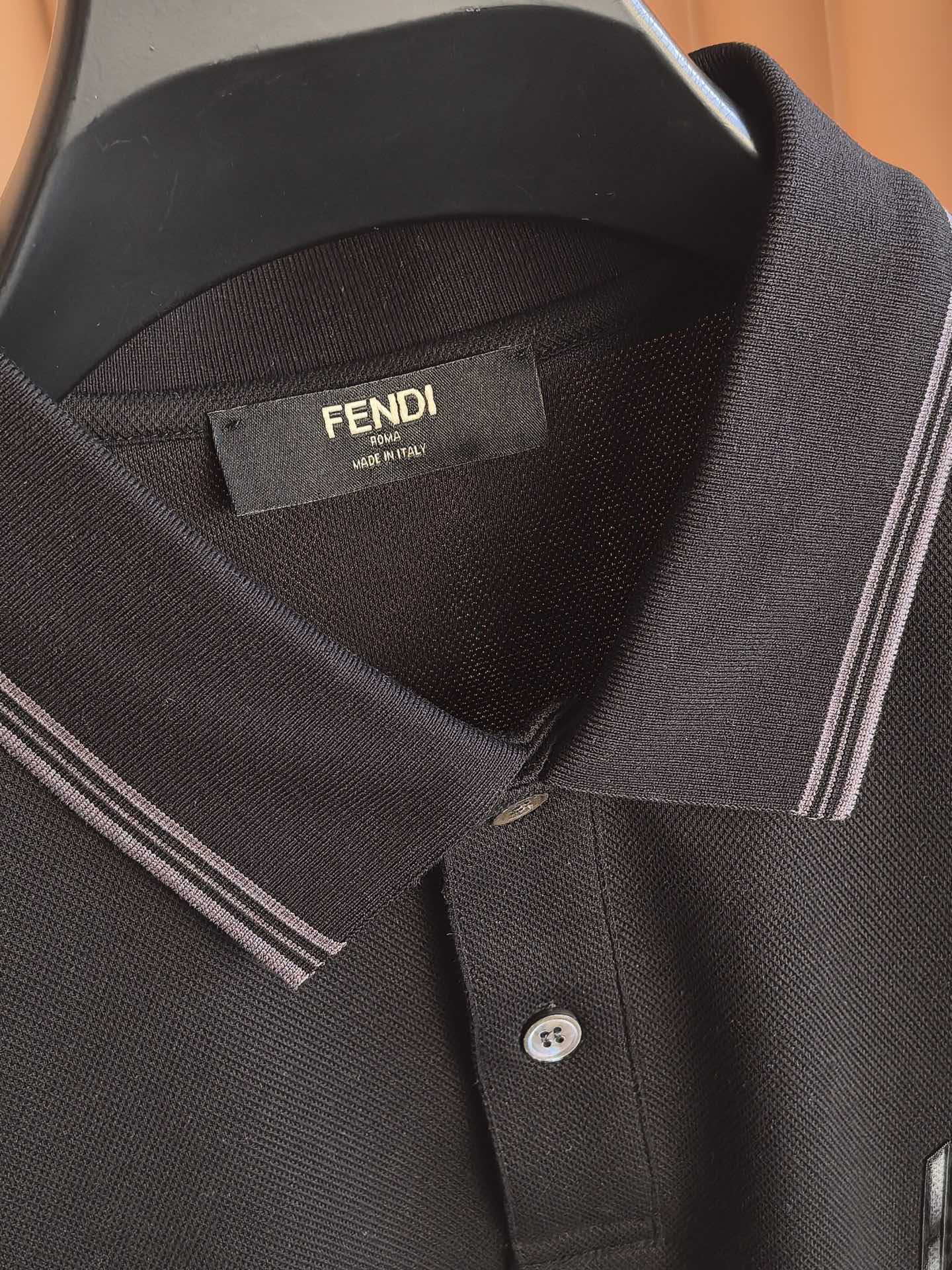 FENDI 2026新款芬迪男士双面珠地Polo衫，这款Polo衫采用丝光双面珠地面料织造，肌理立体透气