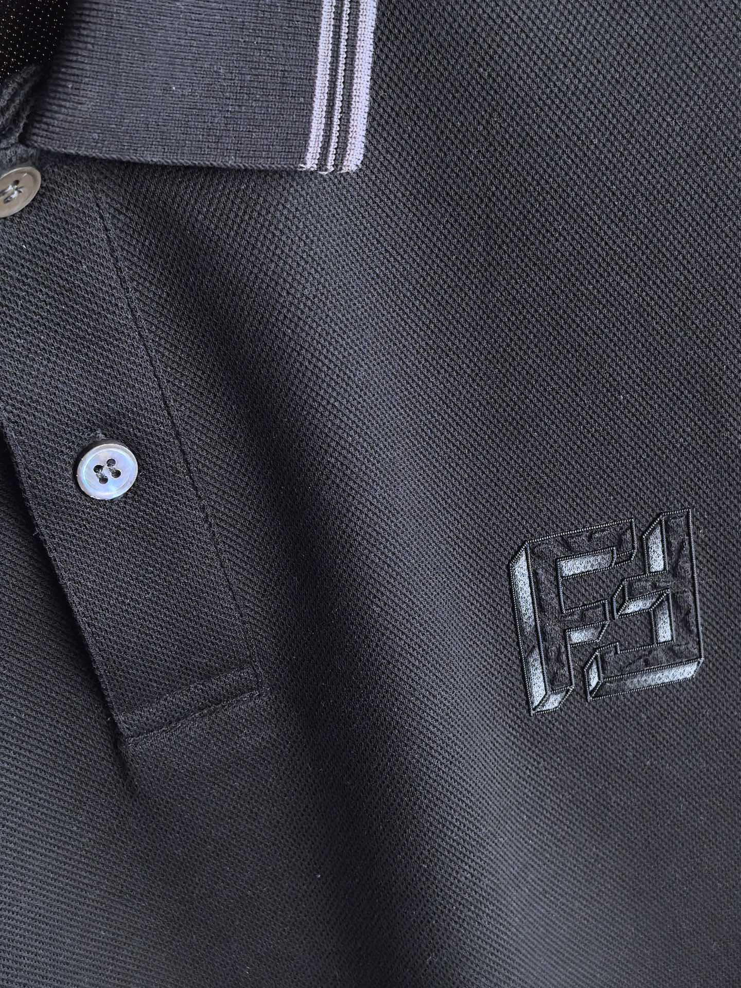 FENDI 2026新款芬迪男士双面珠地Polo衫，这款Polo衫采用丝光双面珠地面料织造，肌理立体透气