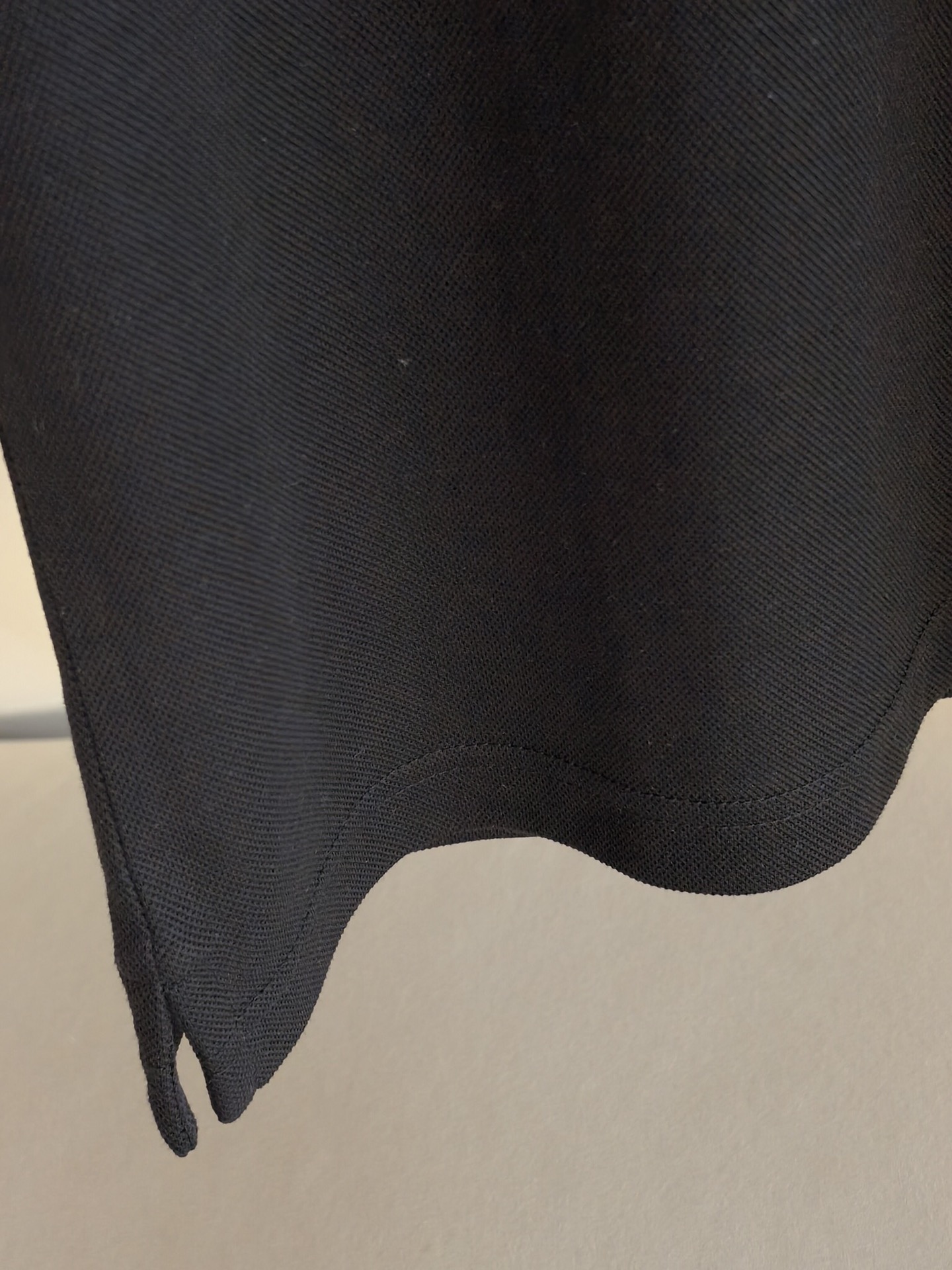 FENDI 2026新款芬迪男士双面珠地Polo衫，这款Polo衫采用丝光双面珠地面料织造，肌理立体透气