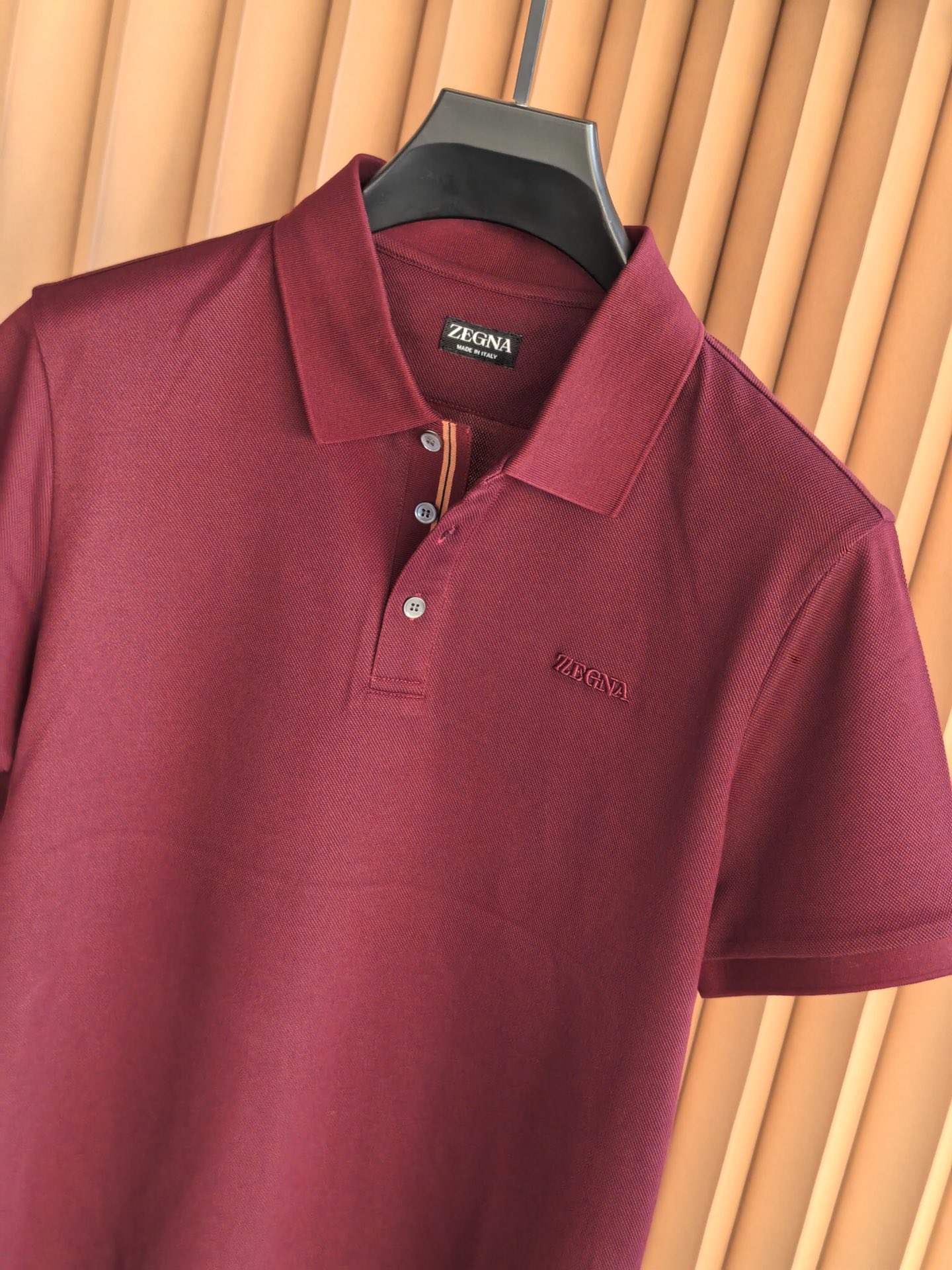 ZEGNA 羊毛双面珠地Polo衫，双面质感的高阶型格，采用羊毛双面珠地面料，正反双珠地织造让面料拥有双