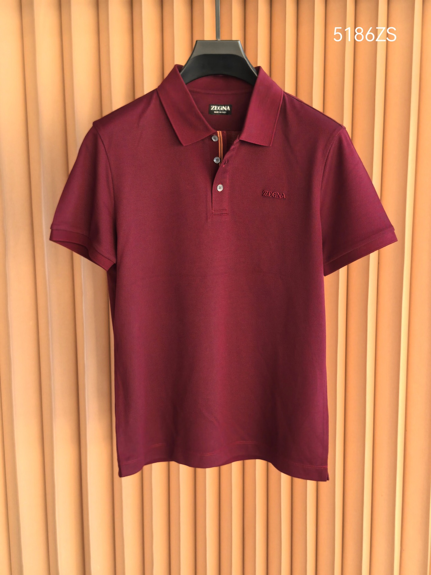 ZEGNA 羊毛双面珠地Polo衫，双面质感的高阶型格，采用羊毛双面珠地面料，正反双珠地织造让面料拥有双