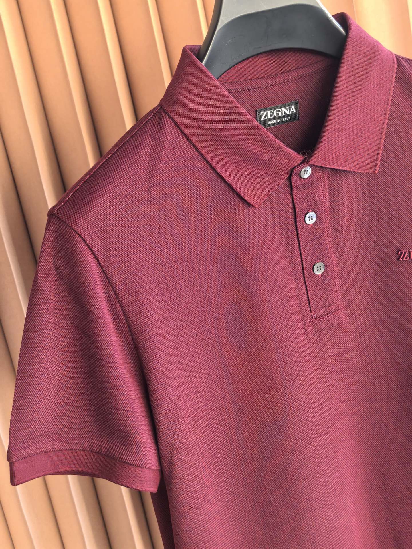 ZEGNA 羊毛双面珠地Polo衫，双面质感的高阶型格，采用羊毛双面珠地面料，正反双珠地织造让面料拥有双