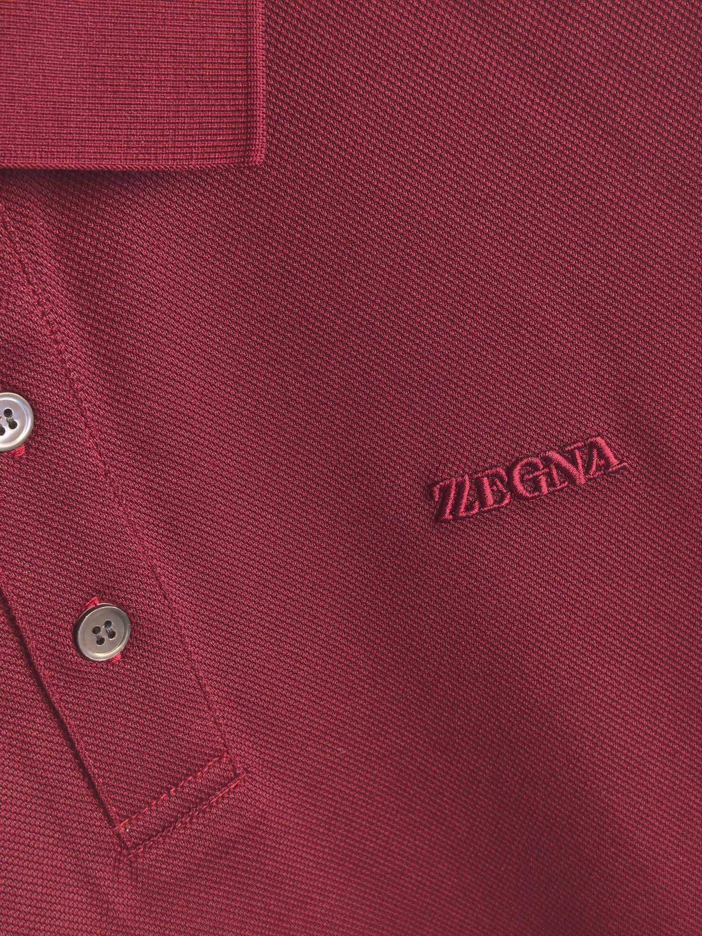 ZEGNA 羊毛双面珠地Polo衫，双面质感的高阶型格，采用羊毛双面珠地面料，正反双珠地织造让面料拥有双