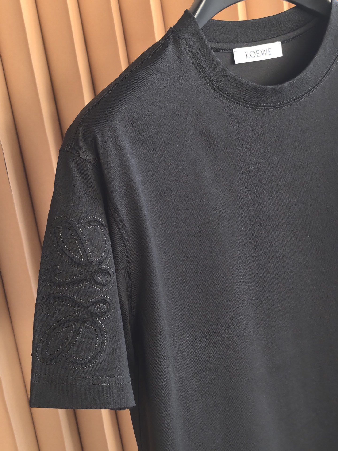 LOEWE 罗意威刺绣圆领T恤，甄选彪马棉面料，兼具柔软亲肤的触感与挺括不易变形的特性，透气排汗。前胸简
