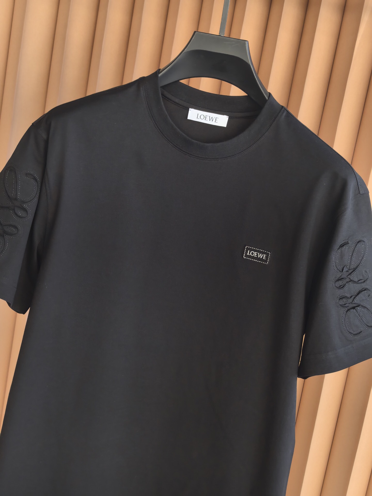 LOEWE 罗意威刺绣圆领T恤，甄选彪马棉面料，兼具柔软亲肤的触感与挺括不易变形的特性，透气排汗。前胸简