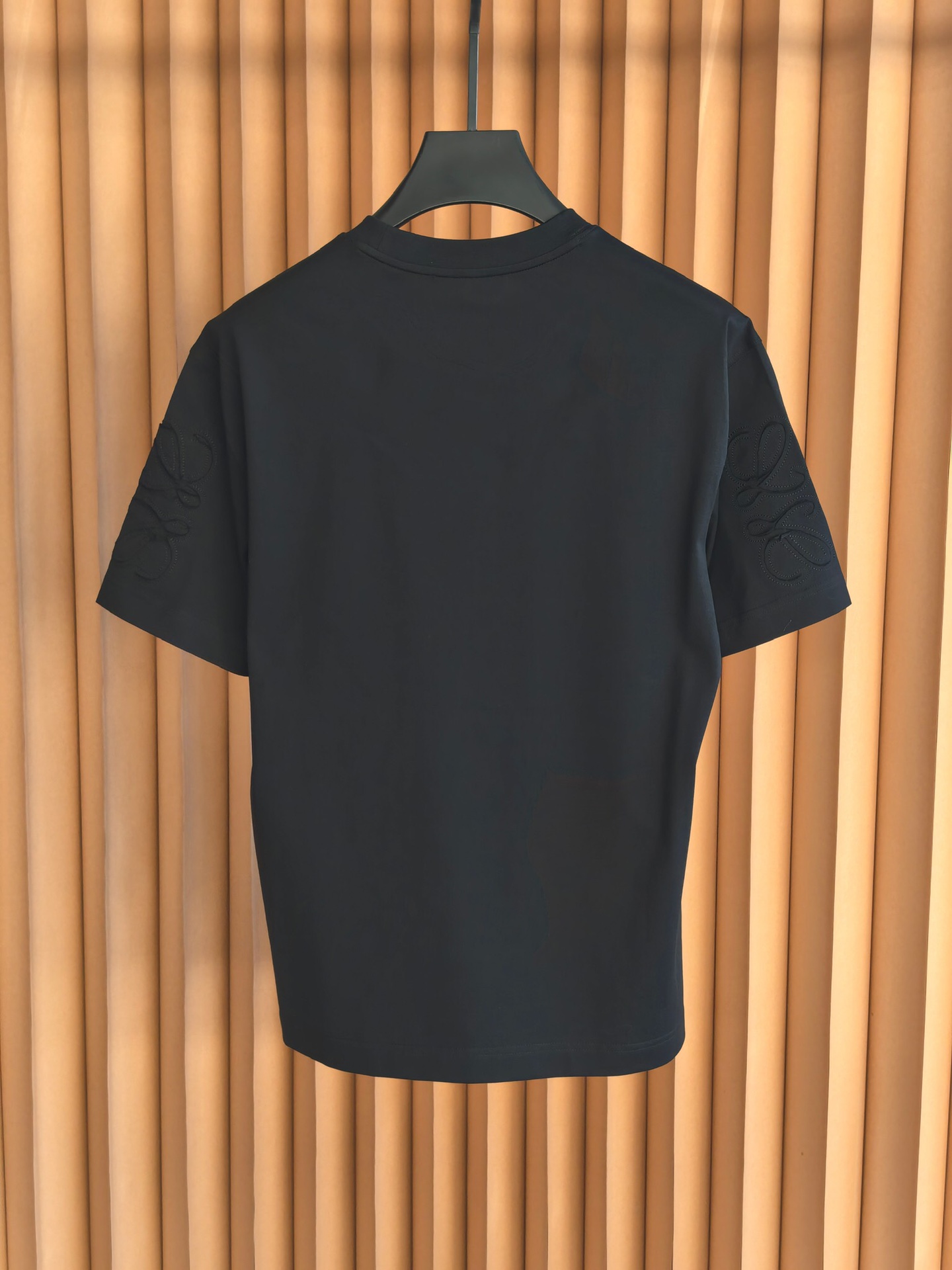 LOEWE 罗意威刺绣圆领T恤，甄选彪马棉面料，兼具柔软亲肤的触感与挺括不易变形的特性，透气排汗。前胸简