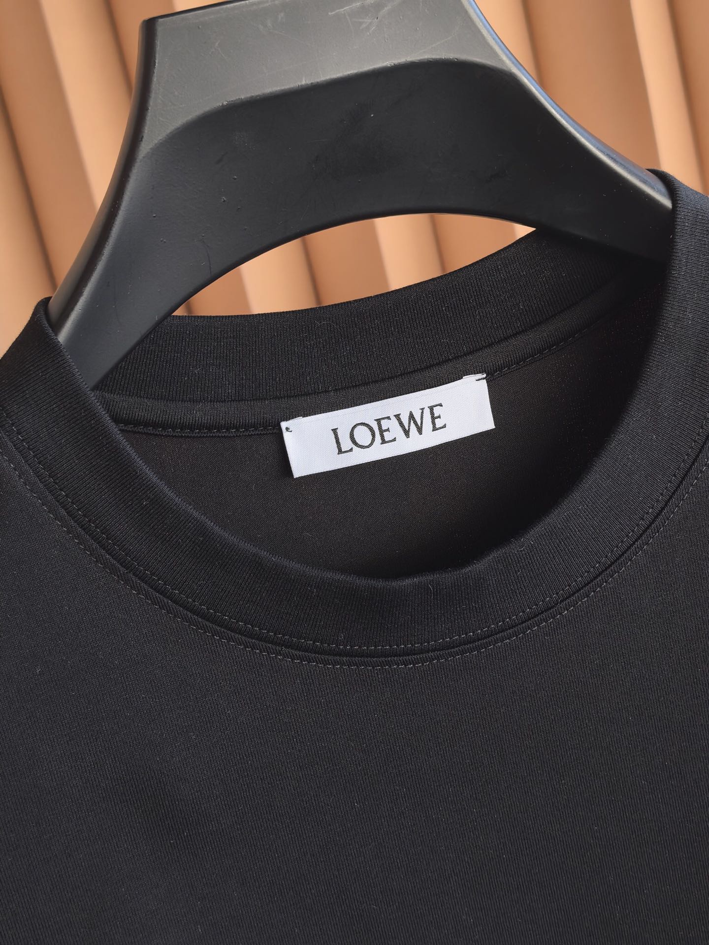 LOEWE 罗意威刺绣圆领T恤，甄选彪马棉面料，兼具柔软亲肤的触感与挺括不易变形的特性，透气排汗。前胸简