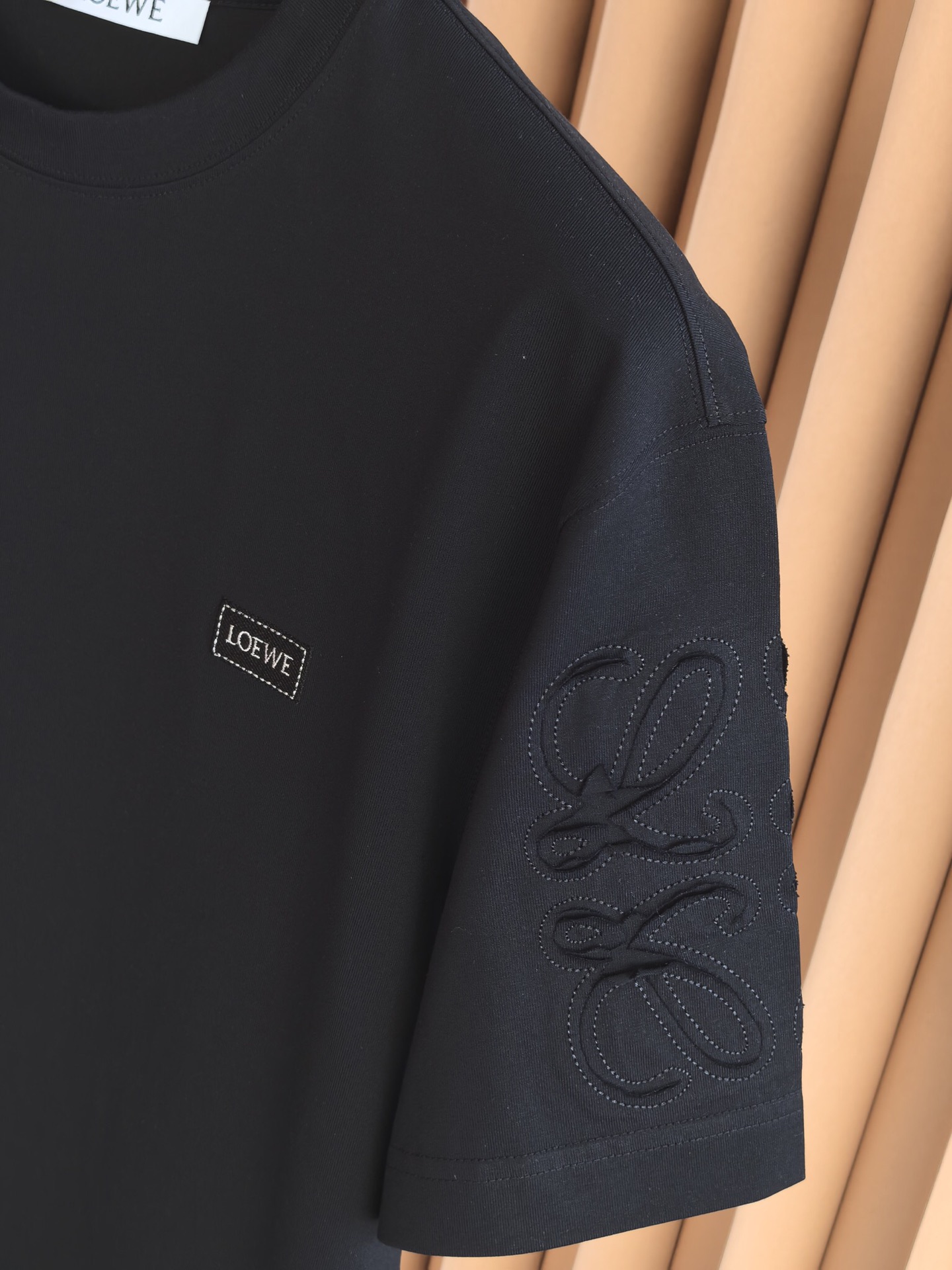 LOEWE 罗意威刺绣圆领T恤，甄选彪马棉面料，兼具柔软亲肤的触感与挺括不易变形的特性，透气排汗。前胸简