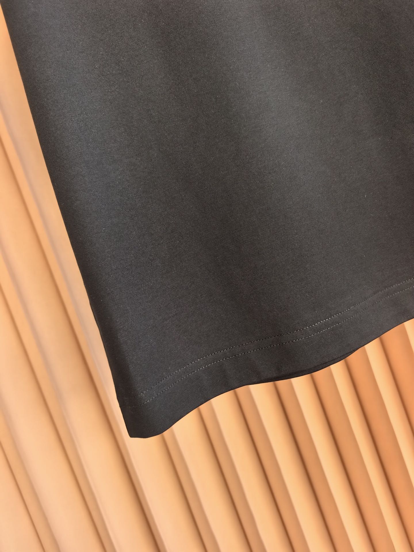 LOEWE 罗意威刺绣圆领T恤，甄选彪马棉面料，兼具柔软亲肤的触感与挺括不易变形的特性，透气排汗。前胸简