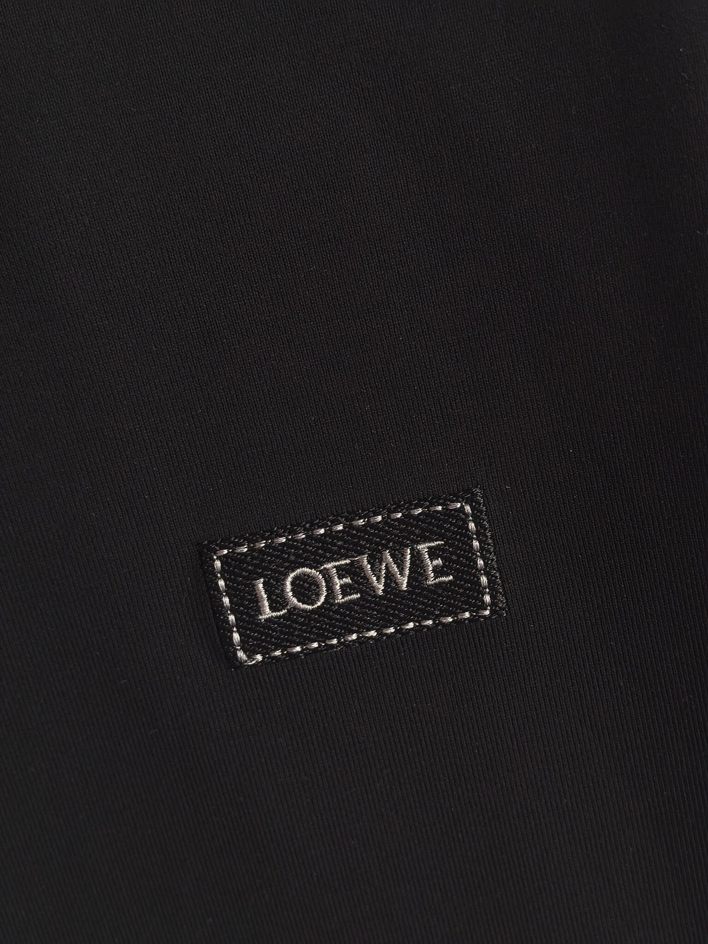 LOEWE 罗意威刺绣圆领T恤，甄选彪马棉面料，兼具柔软亲肤的触感与挺括不易变形的特性，透气排汗。前胸简