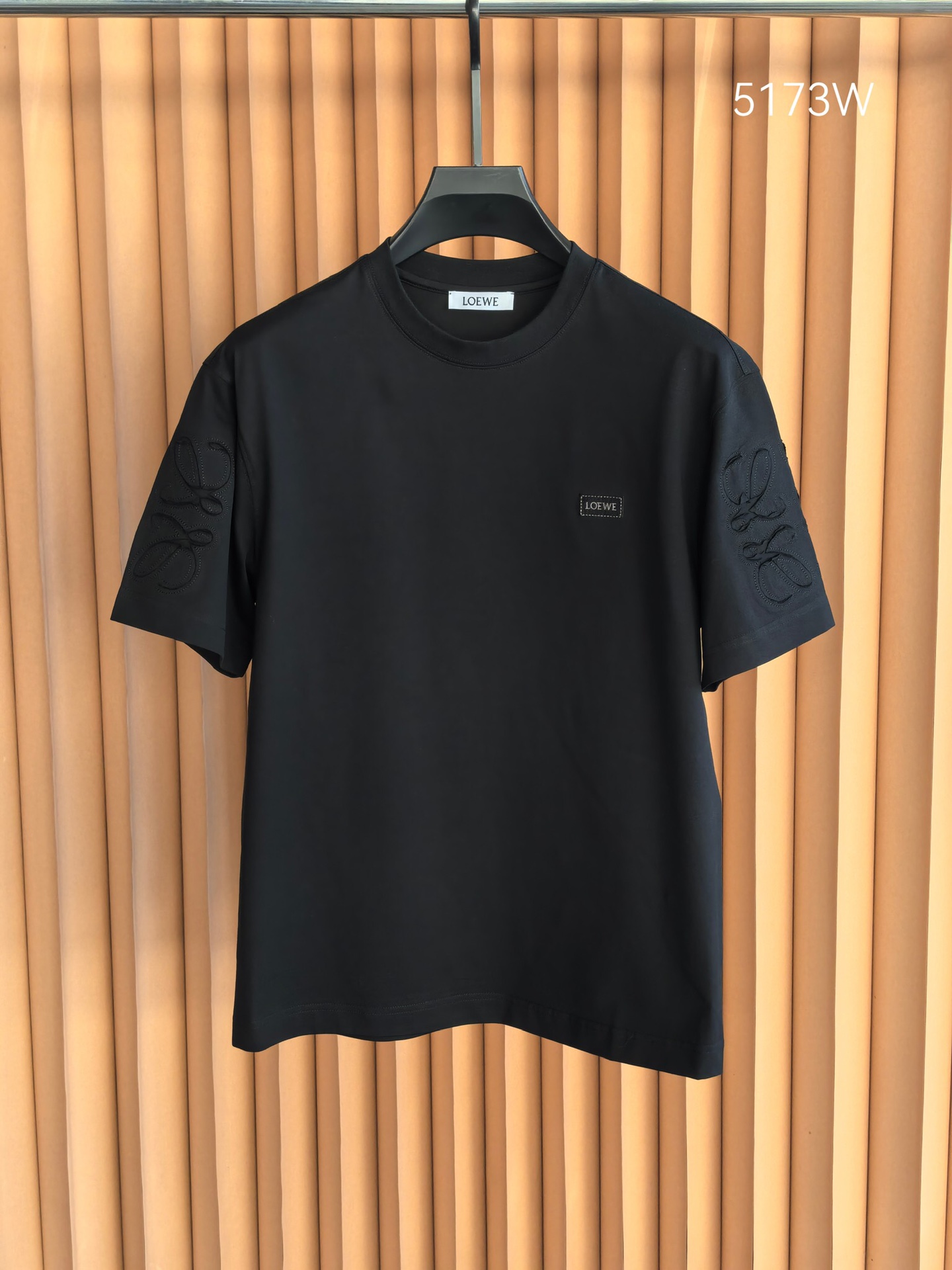 LOEWE 罗意威刺绣圆领T恤，甄选彪马棉面料，兼具柔软亲肤的触感与挺括不易变形的特性，透气排汗。前胸简