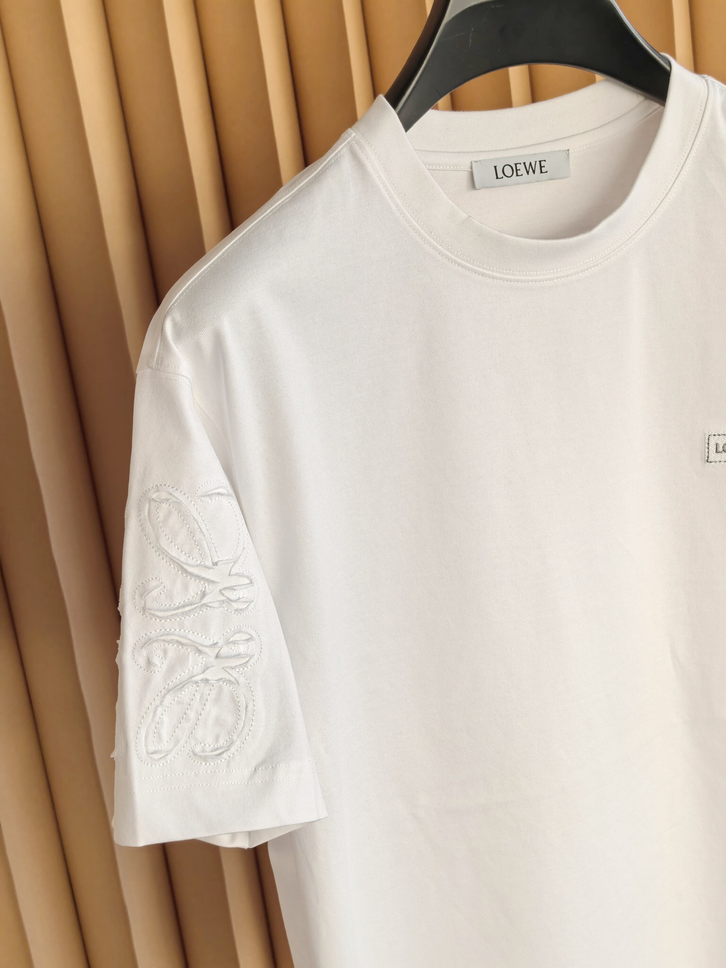 LOEWE 罗意威刺绣圆领T恤，甄选彪马棉面料，兼具柔软亲肤的触感与挺括不易变形的特性，透气排汗。前胸简