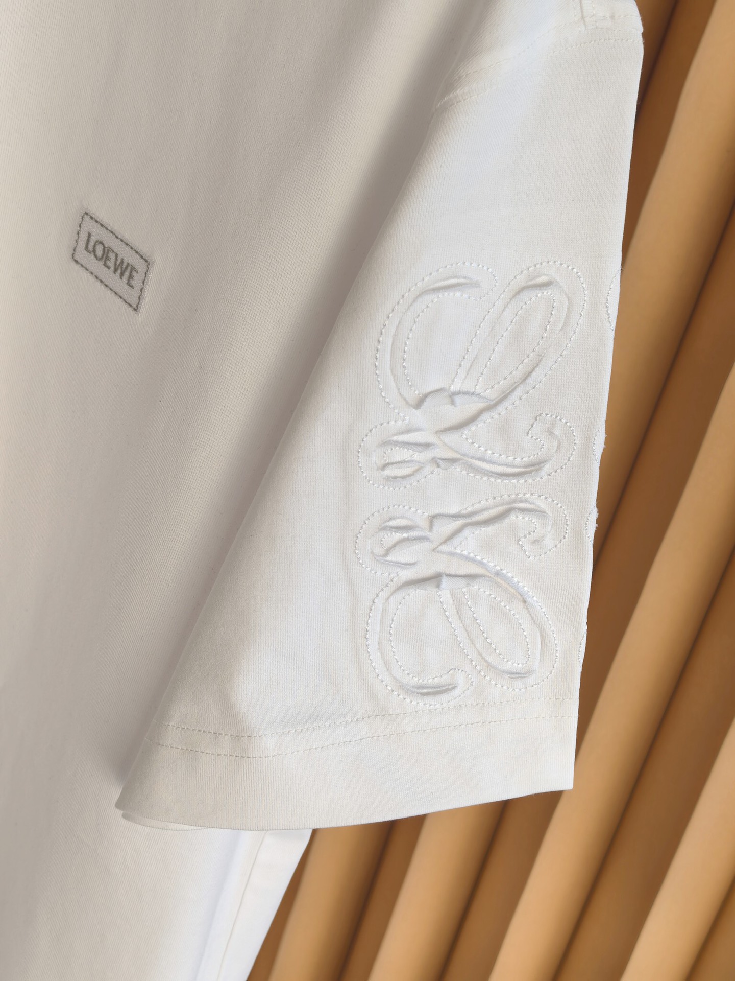 LOEWE 罗意威刺绣圆领T恤，甄选彪马棉面料，兼具柔软亲肤的触感与挺括不易变形的特性，透气排汗。前胸简