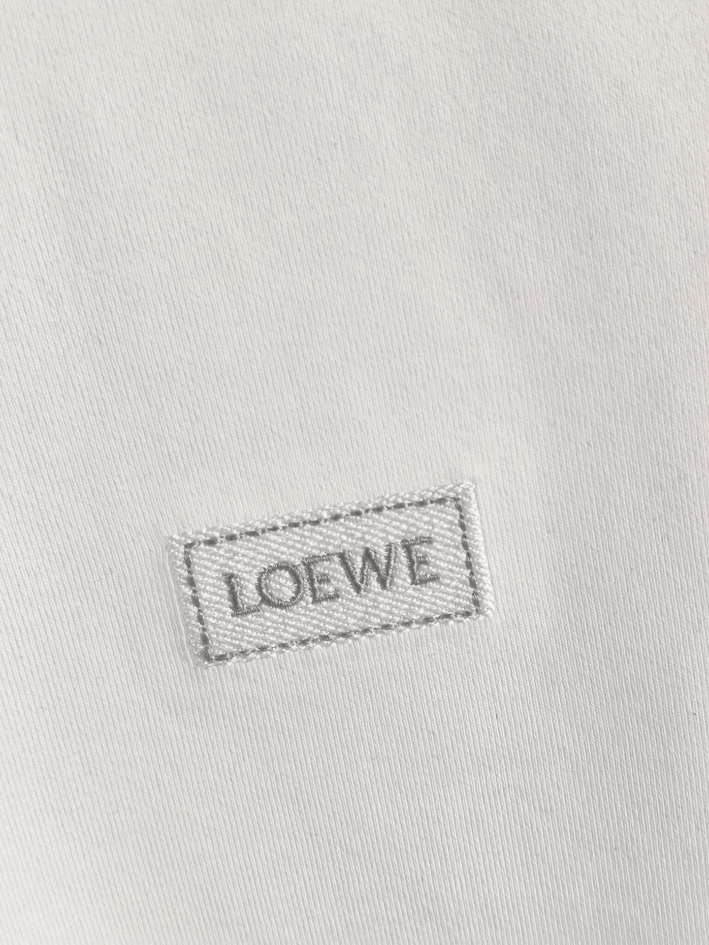 LOEWE 罗意威刺绣圆领T恤，甄选彪马棉面料，兼具柔软亲肤的触感与挺括不易变形的特性，透气排汗。前胸简