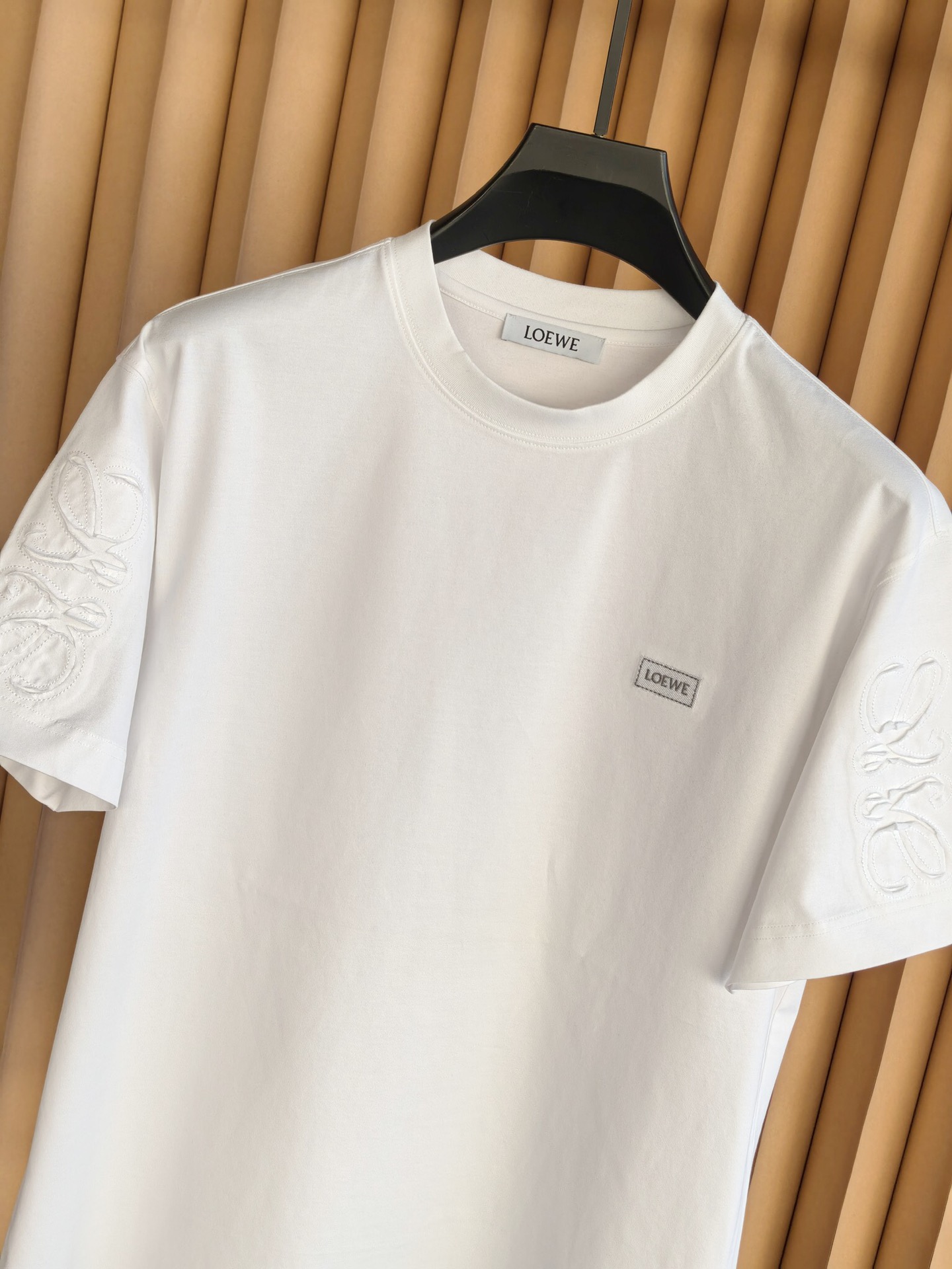 LOEWE 罗意威刺绣圆领T恤，甄选彪马棉面料，兼具柔软亲肤的触感与挺括不易变形的特性，透气排汗。前胸简
