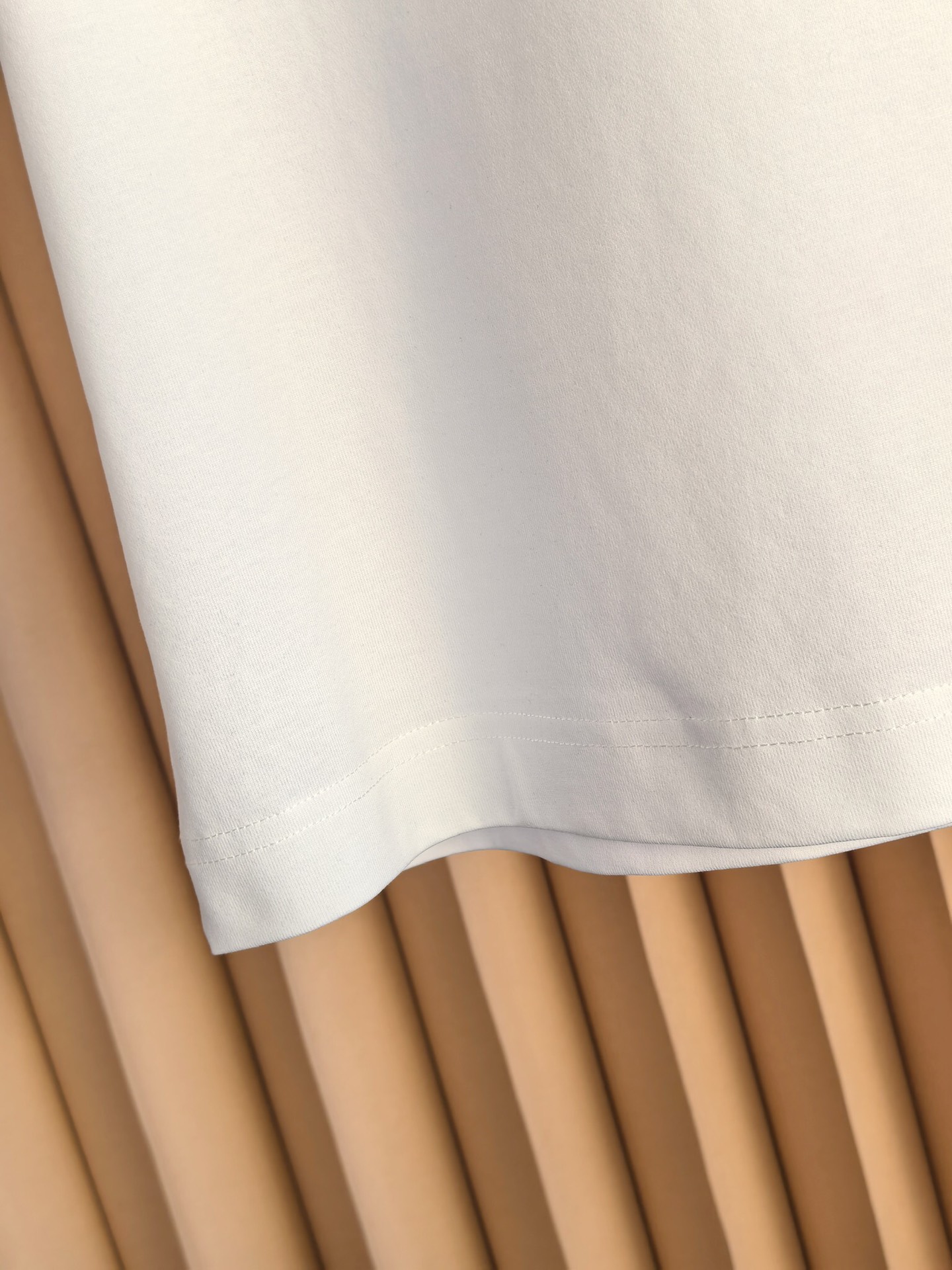 LOEWE 罗意威刺绣圆领T恤，甄选彪马棉面料，兼具柔软亲肤的触感与挺括不易变形的特性，透气排汗。前胸简