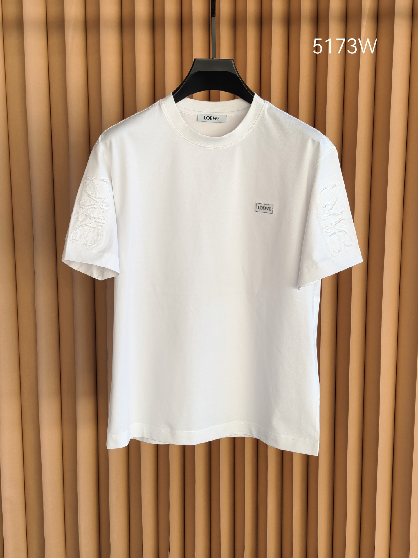 LOEWE 罗意威刺绣圆领T恤，甄选彪马棉面料，兼具柔软亲肤的触感与挺括不易变形的特性，透气排汗。前胸简