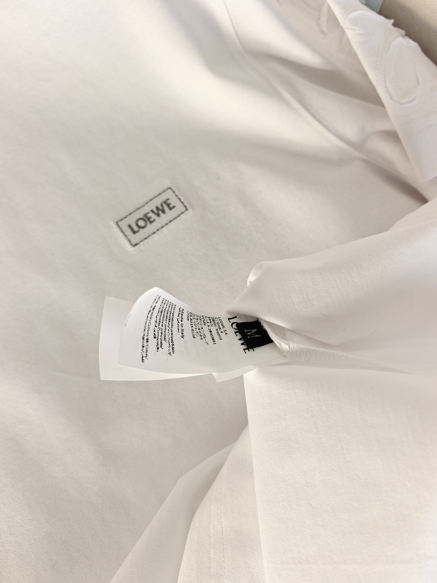 LOEWE 罗意威刺绣圆领T恤，甄选彪马棉面料，兼具柔软亲肤的触感与挺括不易变形的特性，透气排汗。前胸简