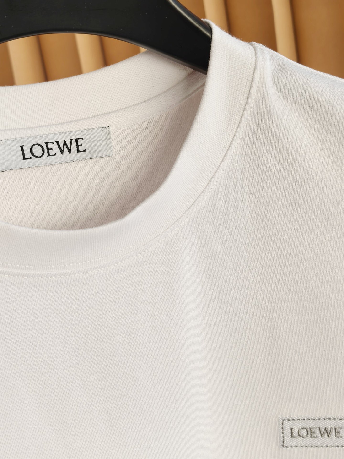 LOEWE 罗意威刺绣圆领T恤，甄选彪马棉面料，兼具柔软亲肤的触感与挺括不易变形的特性，透气排汗。前胸简