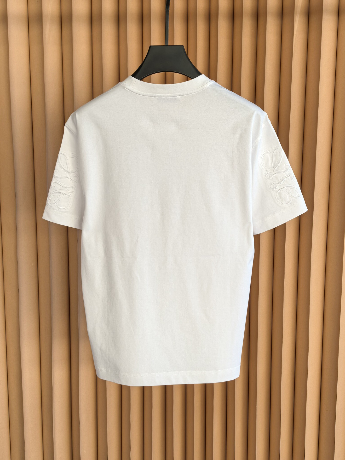 LOEWE 罗意威刺绣圆领T恤，甄选彪马棉面料，兼具柔软亲肤的触感与挺括不易变形的特性，透气排汗。前胸简