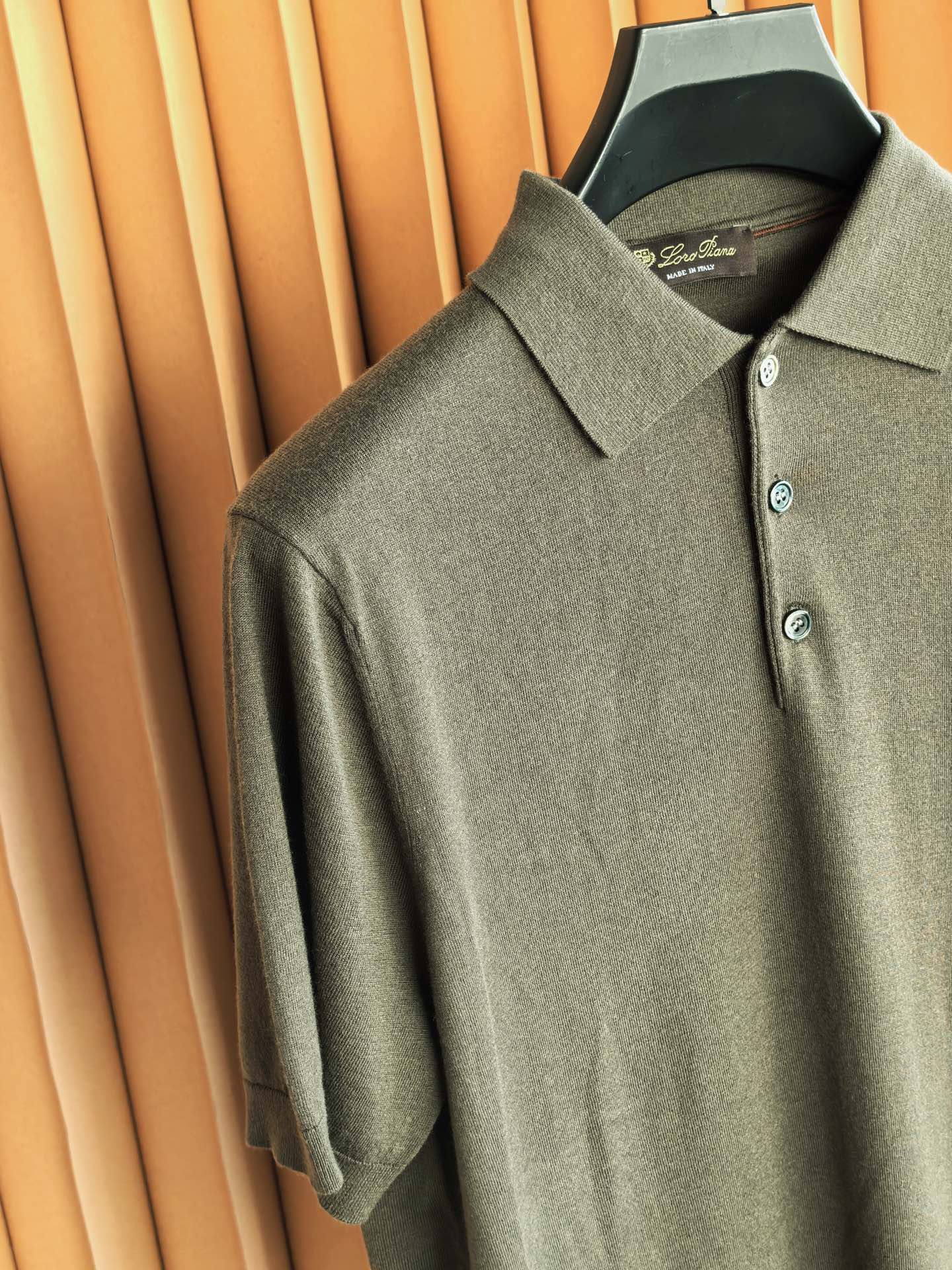 Loro Piana，Loro Piana，新款诺U翩雅天丝羊毛珠地，藏在肌理里的奢雅。精选天丝羊毛珠地