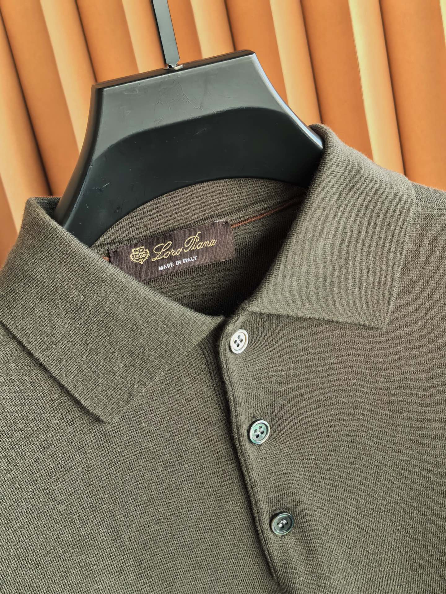 Loro Piana，Loro Piana，新款诺U翩雅天丝羊毛珠地，藏在肌理里的奢雅。精选天丝羊毛珠地