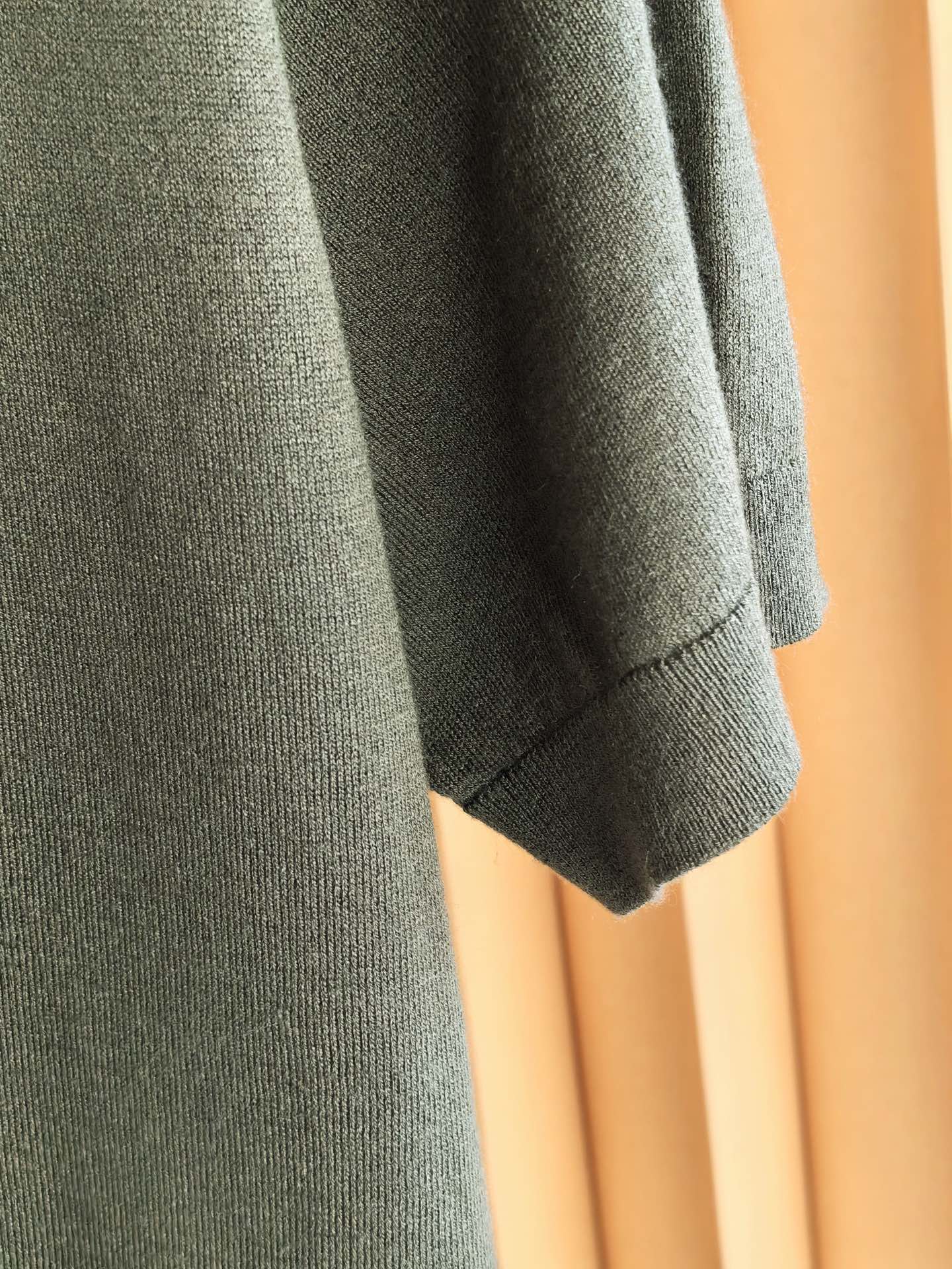 Loro Piana，Loro Piana，新款诺U翩雅天丝羊毛珠地，藏在肌理里的奢雅。精选天丝羊毛珠地