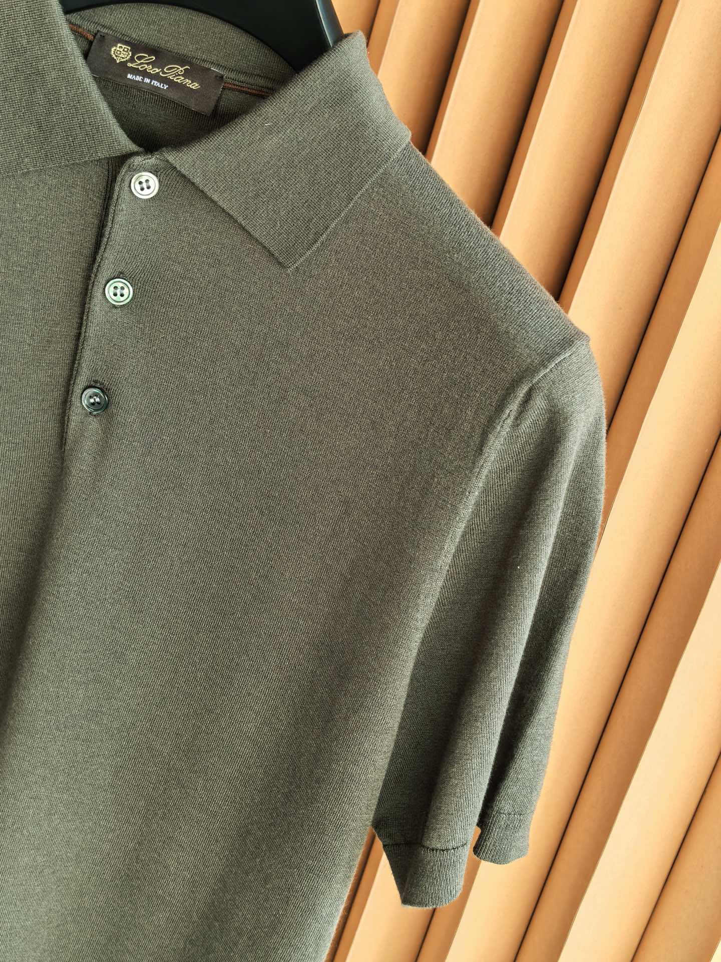 Loro Piana，Loro Piana，新款诺U翩雅天丝羊毛珠地，藏在肌理里的奢雅。精选天丝羊毛珠地