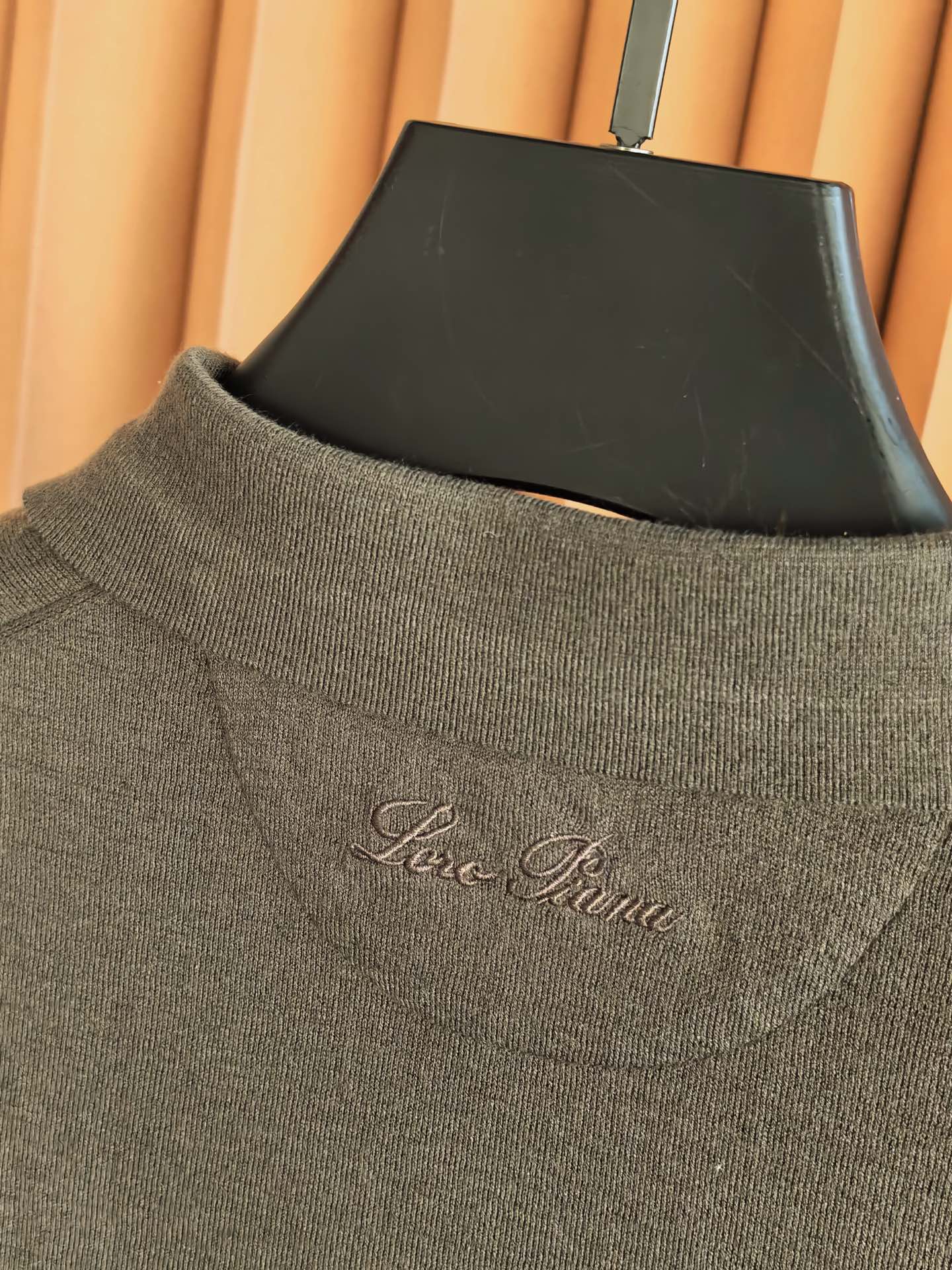 Loro Piana，Loro Piana，新款诺U翩雅天丝羊毛珠地，藏在肌理里的奢雅。精选天丝羊毛珠地