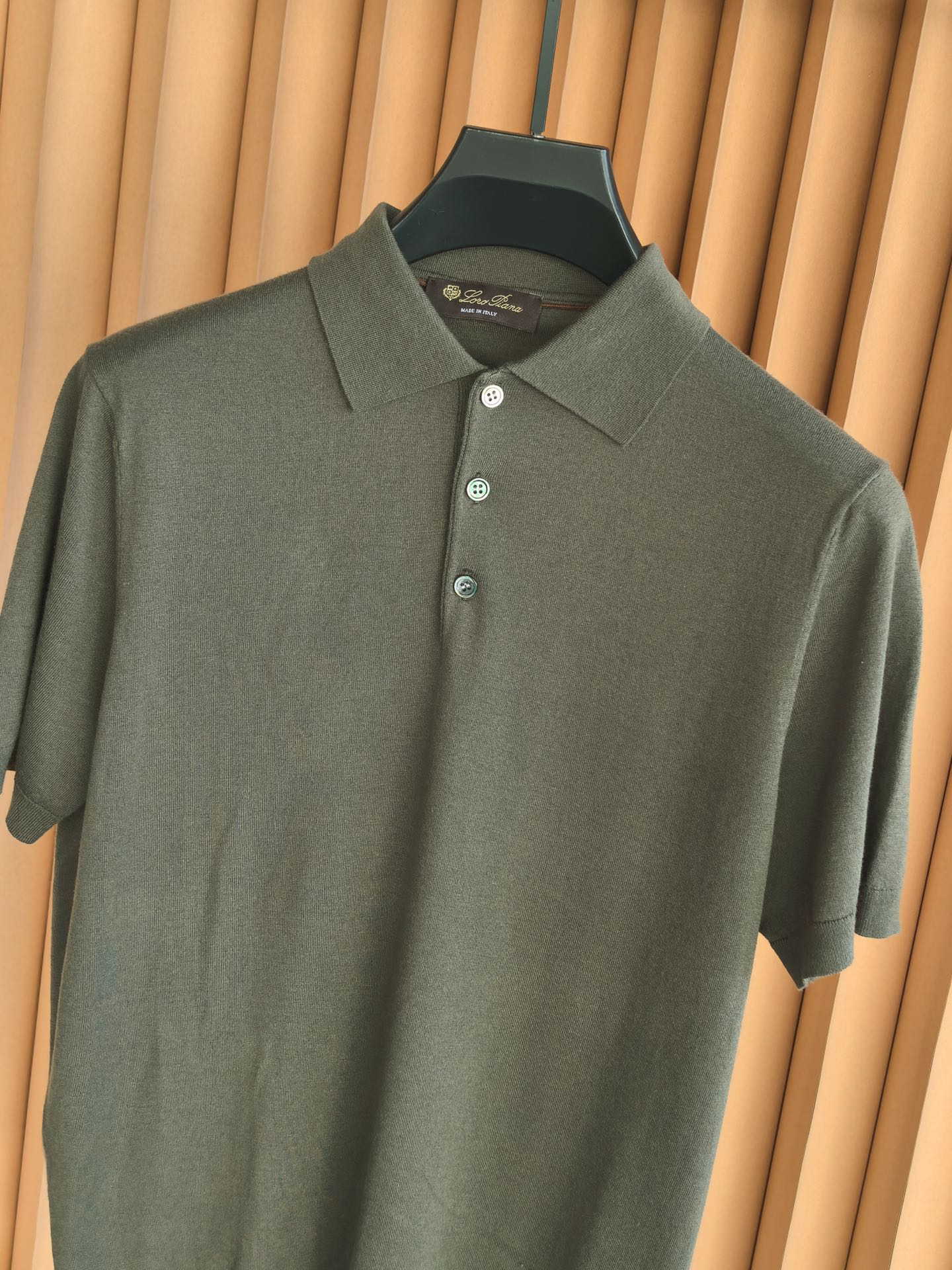 Loro Piana，Loro Piana，新款诺U翩雅天丝羊毛珠地，藏在肌理里的奢雅。精选天丝羊毛珠地