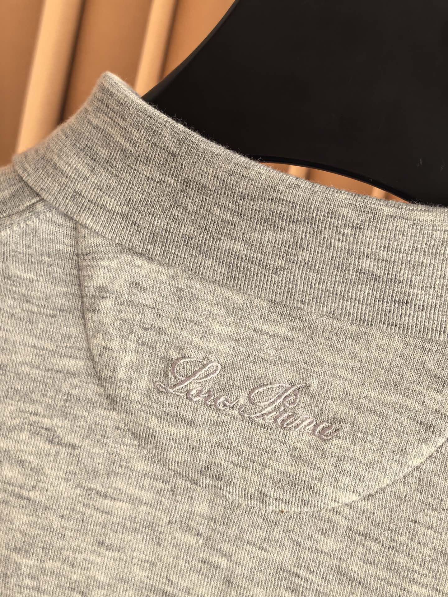 Loro Piana，Loro Piana，2026新款诺U翩雅天丝羊毛珠地，藏在肌理里的奢雅。精选天丝