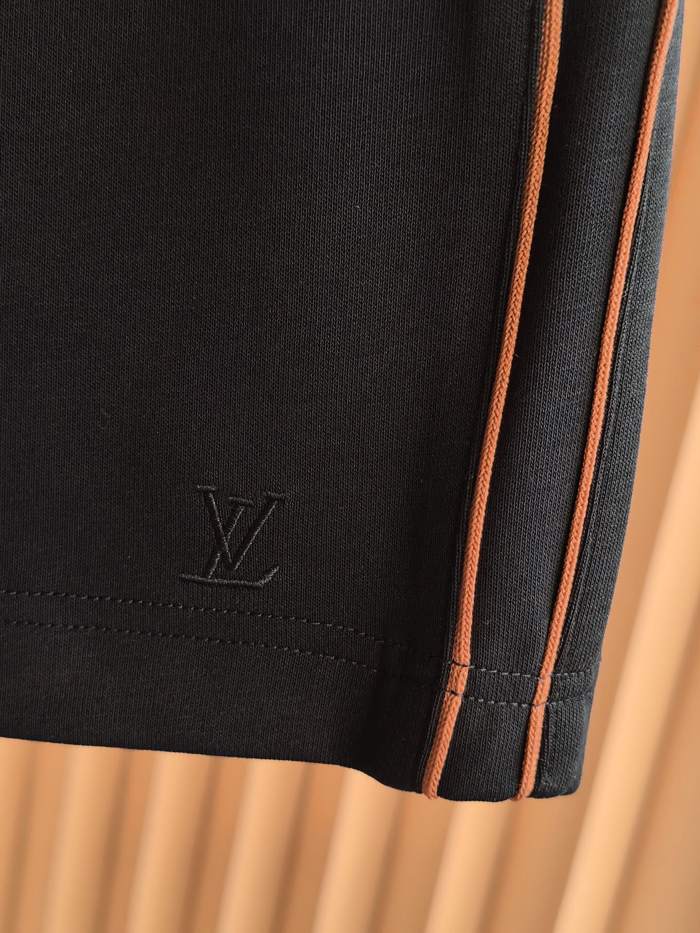 LOUIS VUIT*ON，LV，2026新款男士印花短裤，甄选高端双面布面料，触感软糯兼具挺括质感，透