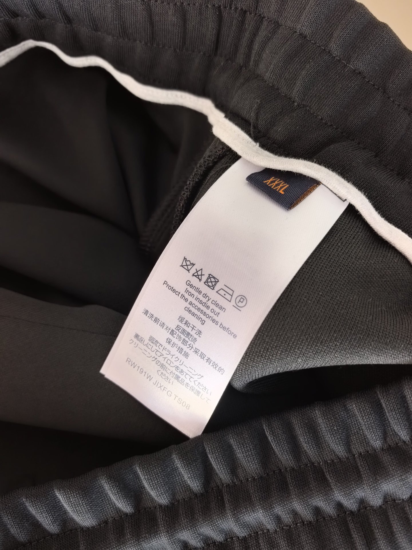 LOUIS VUIT*ON，LV，2026新款男士印花短裤，甄选高端双面布面料，触感软糯兼具挺括质感，透