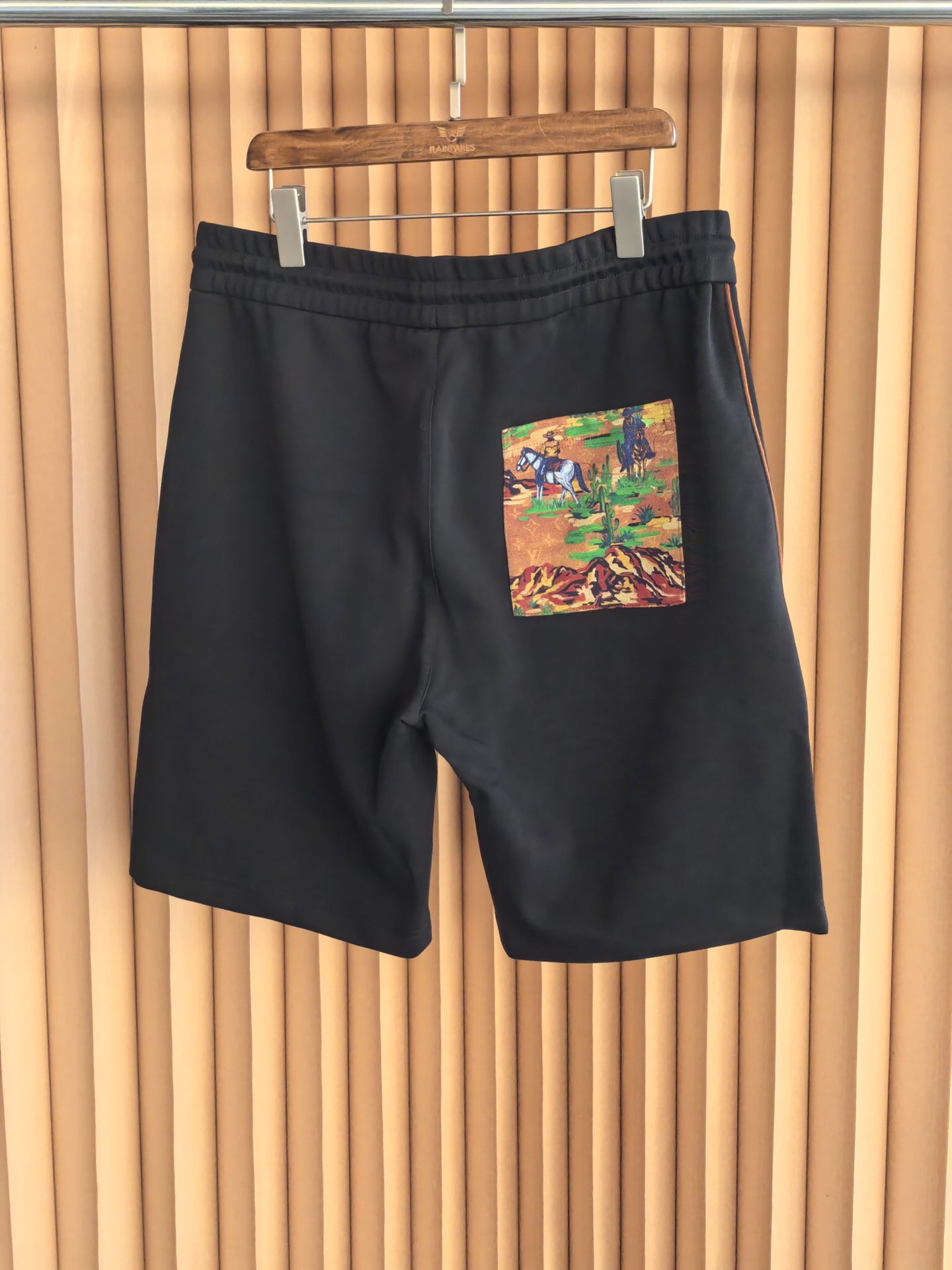 LOUIS VUIT*ON，LV，2026新款男士印花短裤，甄选高端双面布面料，触感软糯兼具挺括质感，透