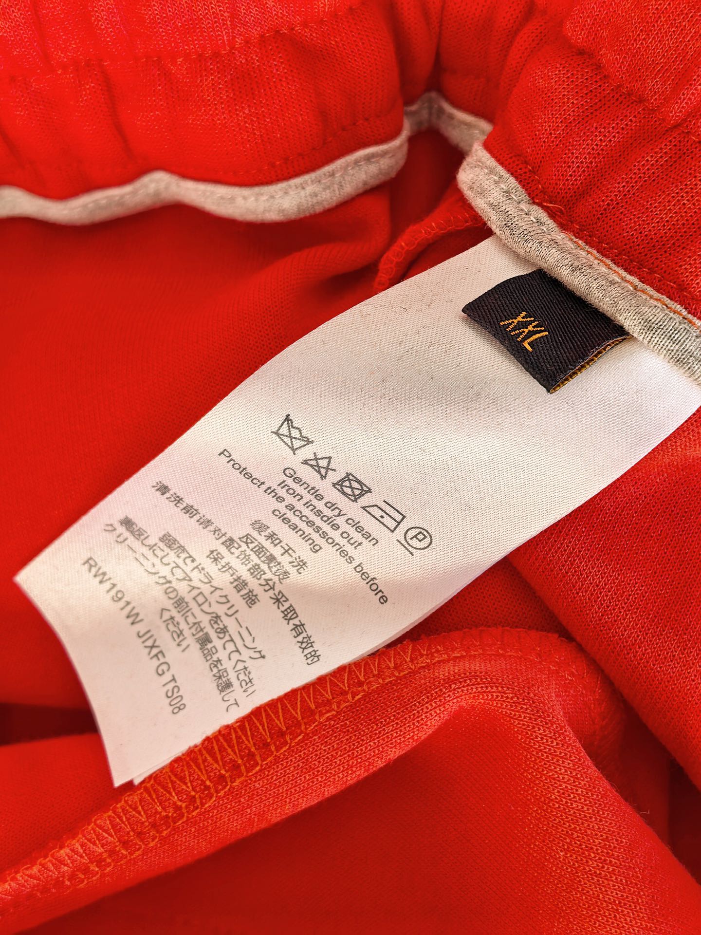 LOUIS VUIT*ON，LV，2026新款男士印花短裤甄选高端双面布面料，触感软糯兼具挺括质感，透气