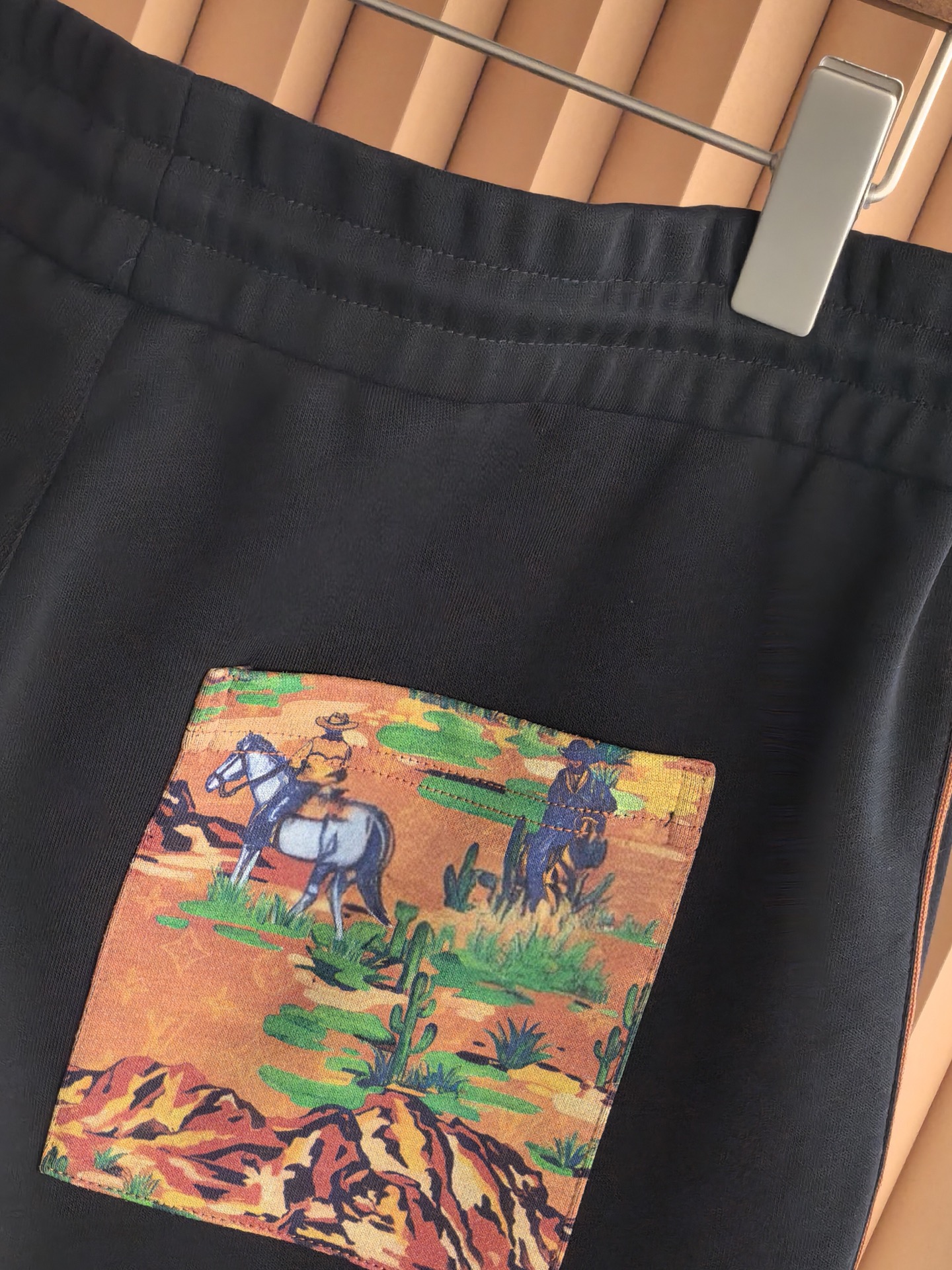 LOUIS VUIT*ON，LV，2026新款男士印花短裤，甄选高端双面布面料，触感软糯兼具挺括质感，透