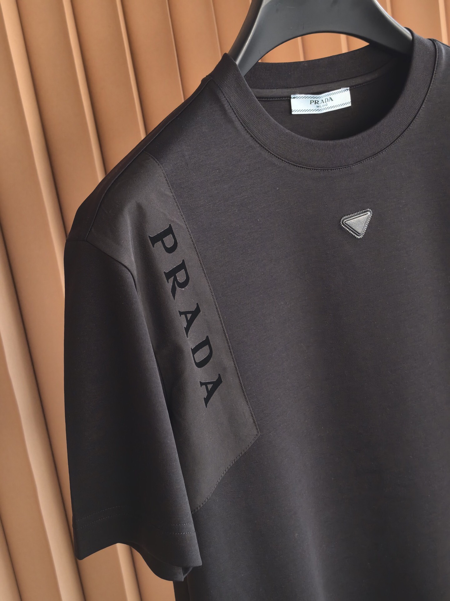 PRADA 普拉达2026新款男士圆领T恤，甄选丝光双面棉面料，经双重丝光工艺打磨，棉纤维如丝绸般莹润亮