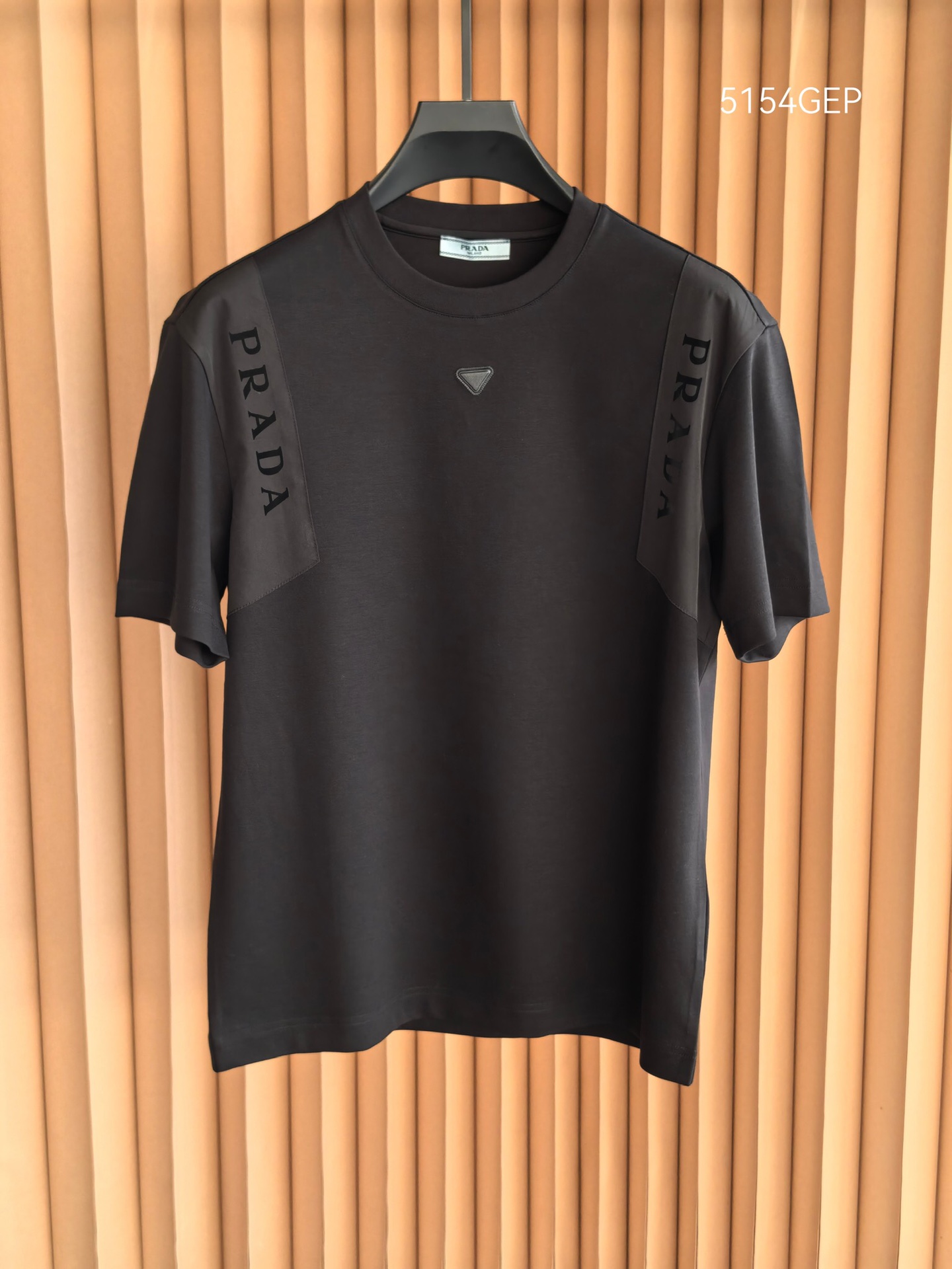 PRADA 普拉达2026新款男士圆领T恤，甄选丝光双面棉面料，经双重丝光工艺打磨，棉纤维如丝绸般莹润亮