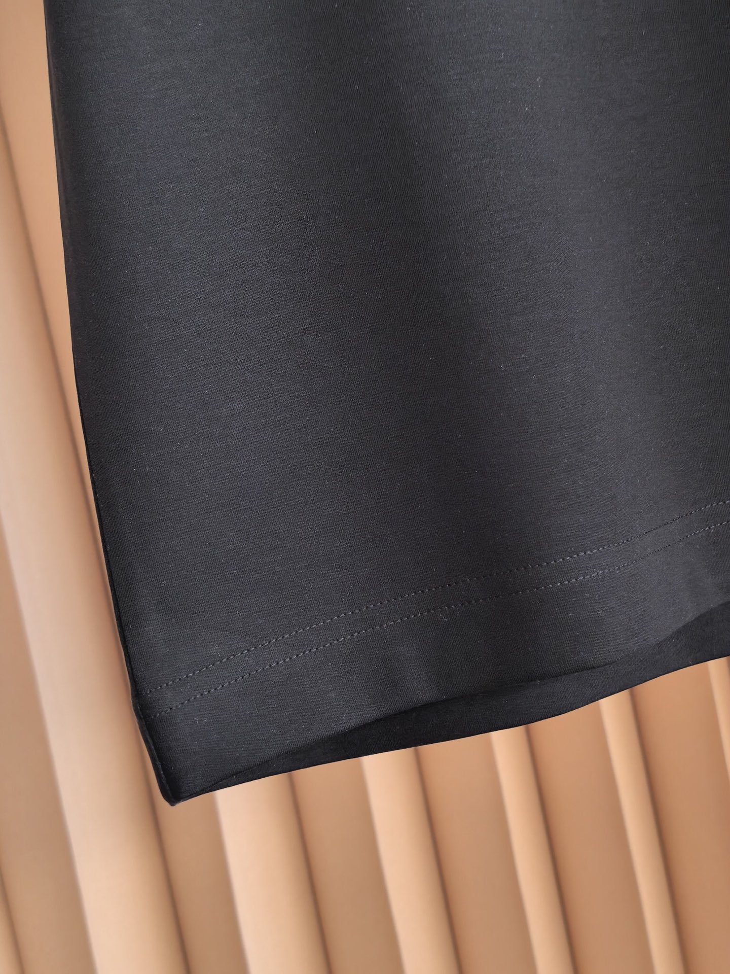 PRADA 普拉达2026新款男士圆领T恤，甄选丝光双面棉面料，经双重丝光工艺打磨，棉纤维如丝绸般莹润亮