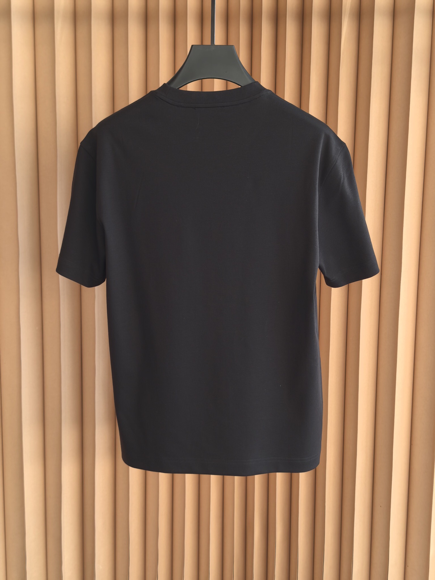 PRADA 普拉达2026新款男士圆领T恤，甄选丝光双面棉面料，经双重丝光工艺打磨，棉纤维如丝绸般莹润亮