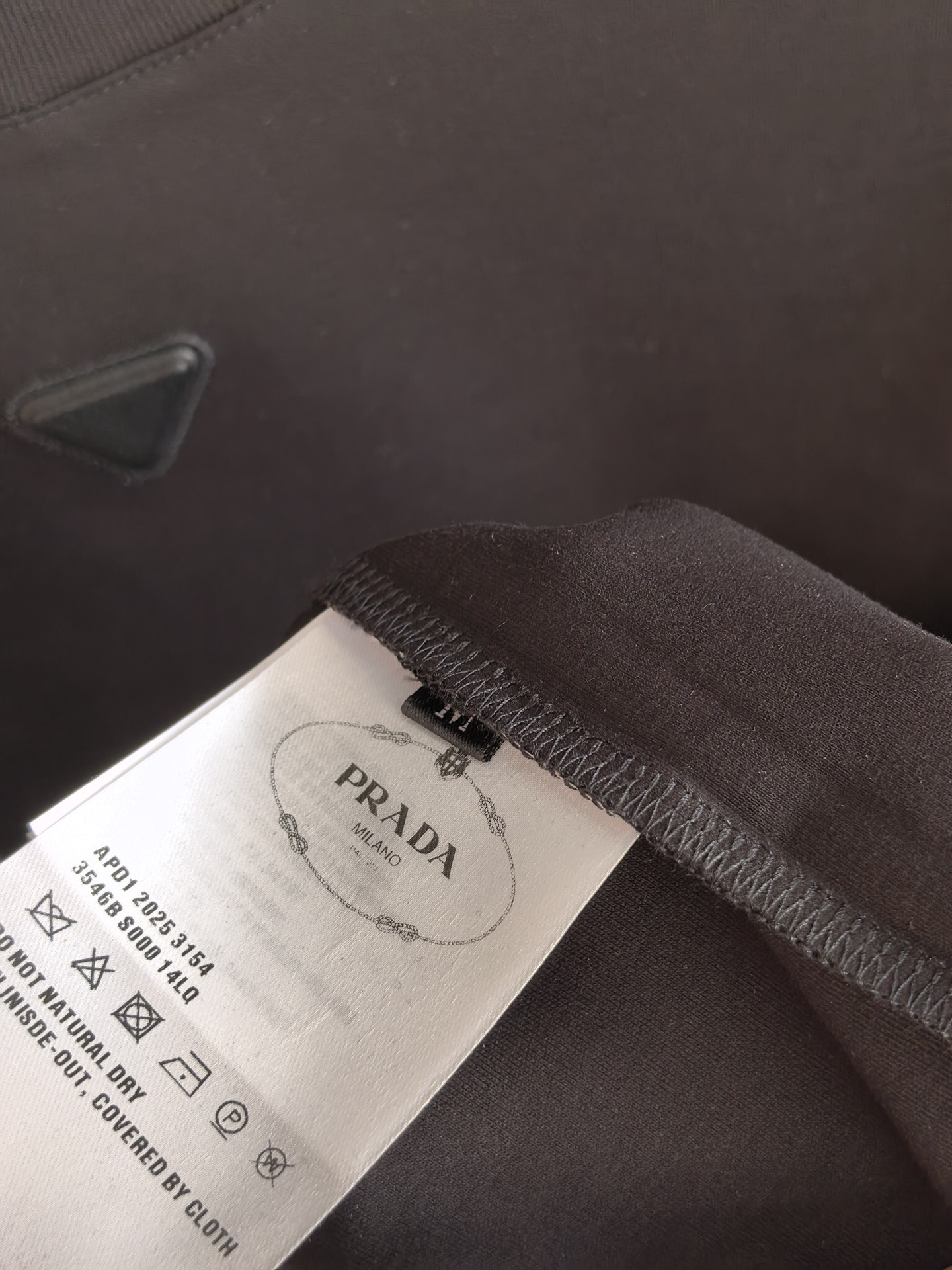 PRADA 普拉达2026新款男士圆领T恤，甄选丝光双面棉面料，经双重丝光工艺打磨，棉纤维如丝绸般莹润亮