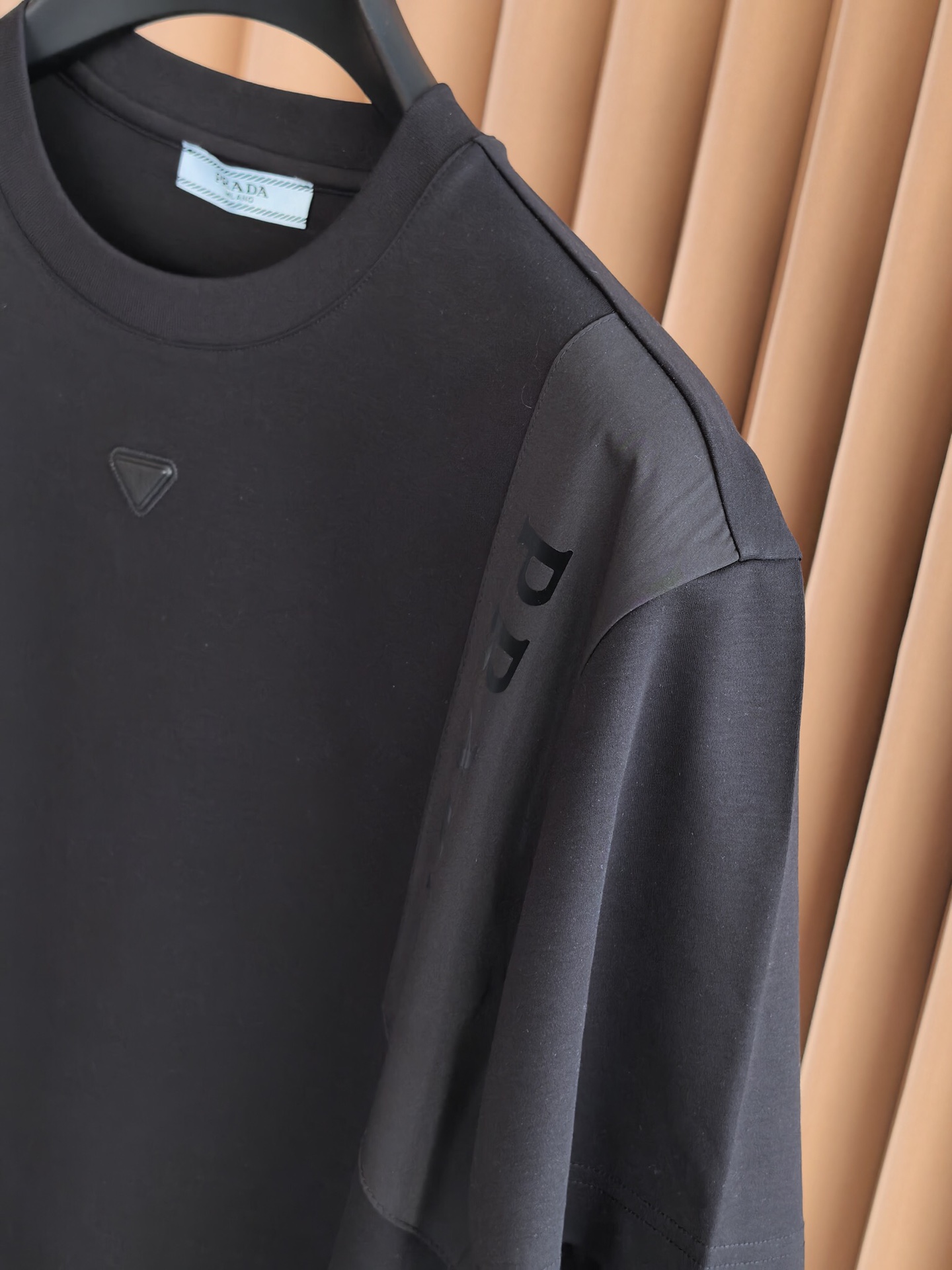 PRADA 普拉达2026新款男士圆领T恤，甄选丝光双面棉面料，经双重丝光工艺打磨，棉纤维如丝绸般莹润亮
