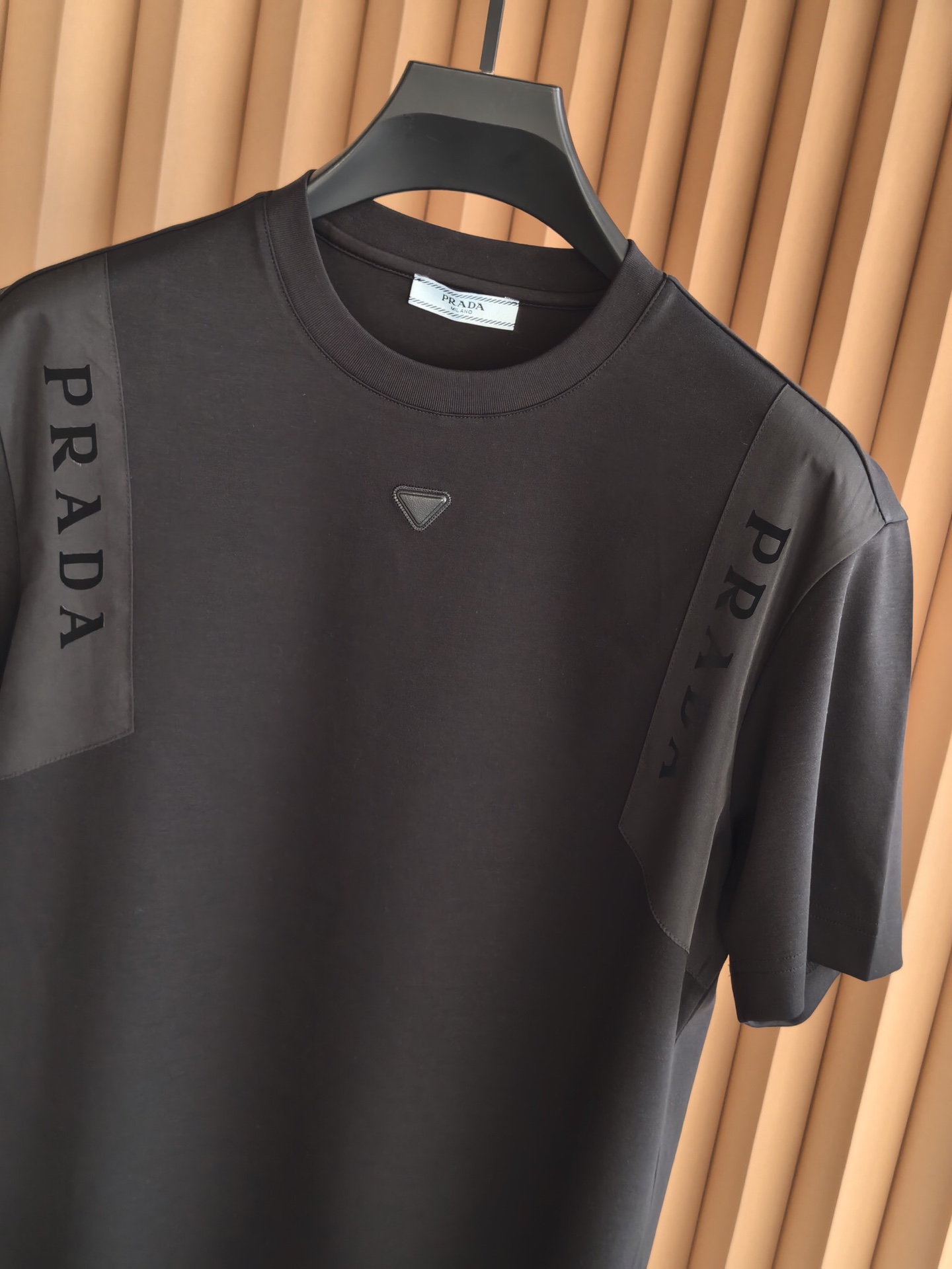 PRADA 普拉达2026新款男士圆领T恤，甄选丝光双面棉面料，经双重丝光工艺打磨，棉纤维如丝绸般莹润亮