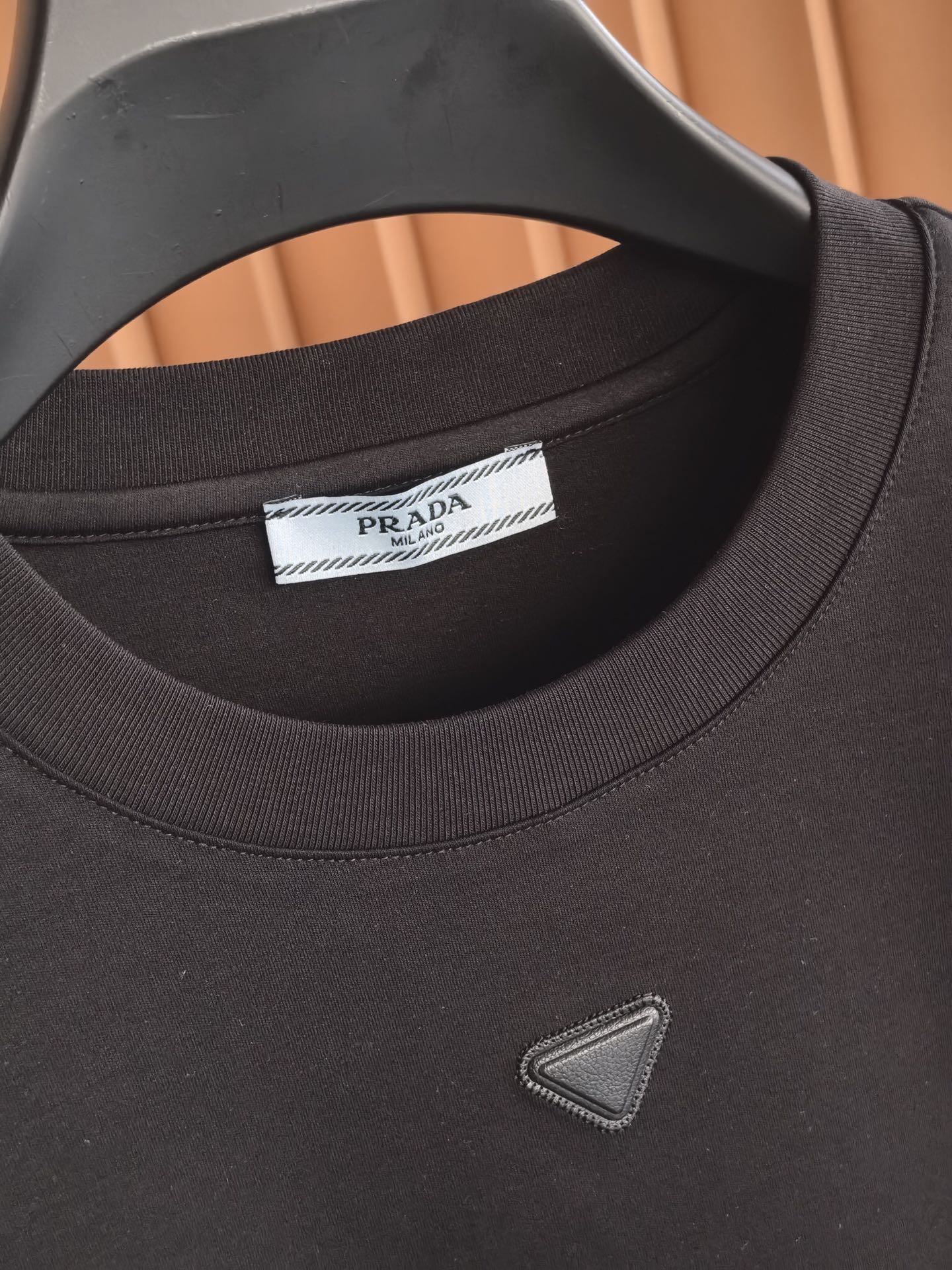 PRADA 普拉达2026新款男士圆领T恤，甄选丝光双面棉面料，经双重丝光工艺打磨，棉纤维如丝绸般莹润亮