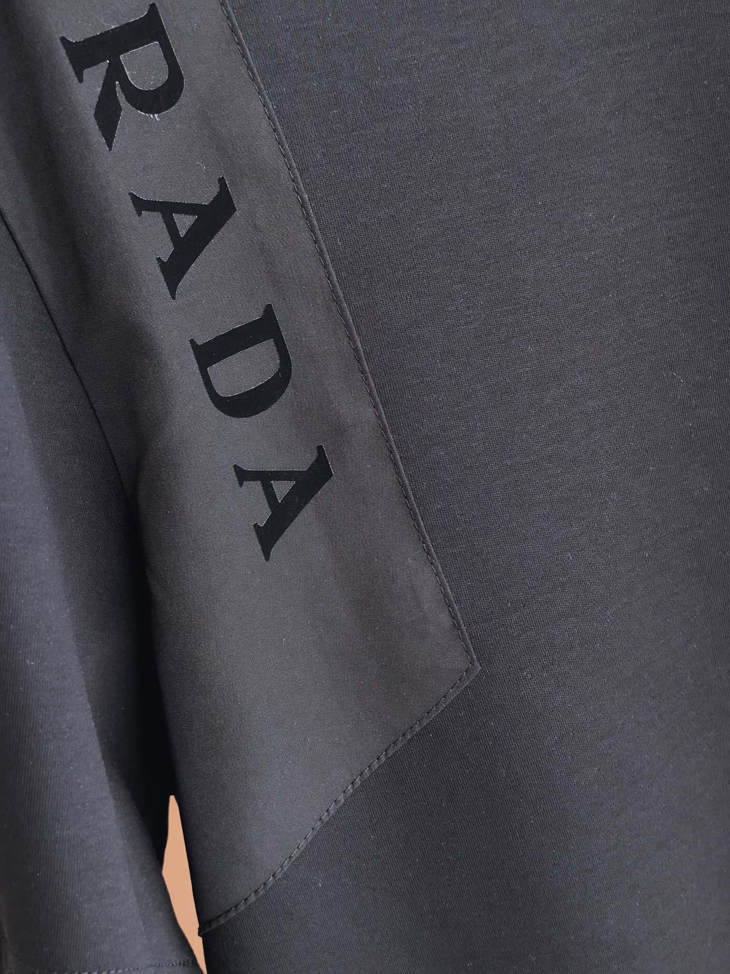 PRADA 普拉达2026新款男士圆领T恤，甄选丝光双面棉面料，经双重丝光工艺打磨，棉纤维如丝绸般莹润亮